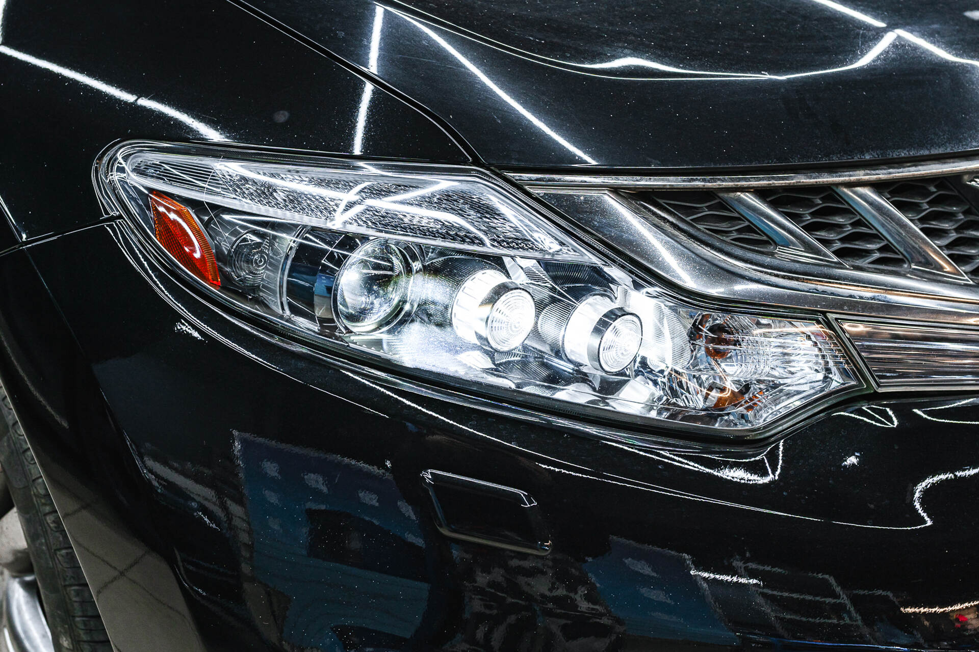 Итоговая светотеневая граница, свет фар и вид авто после работы.