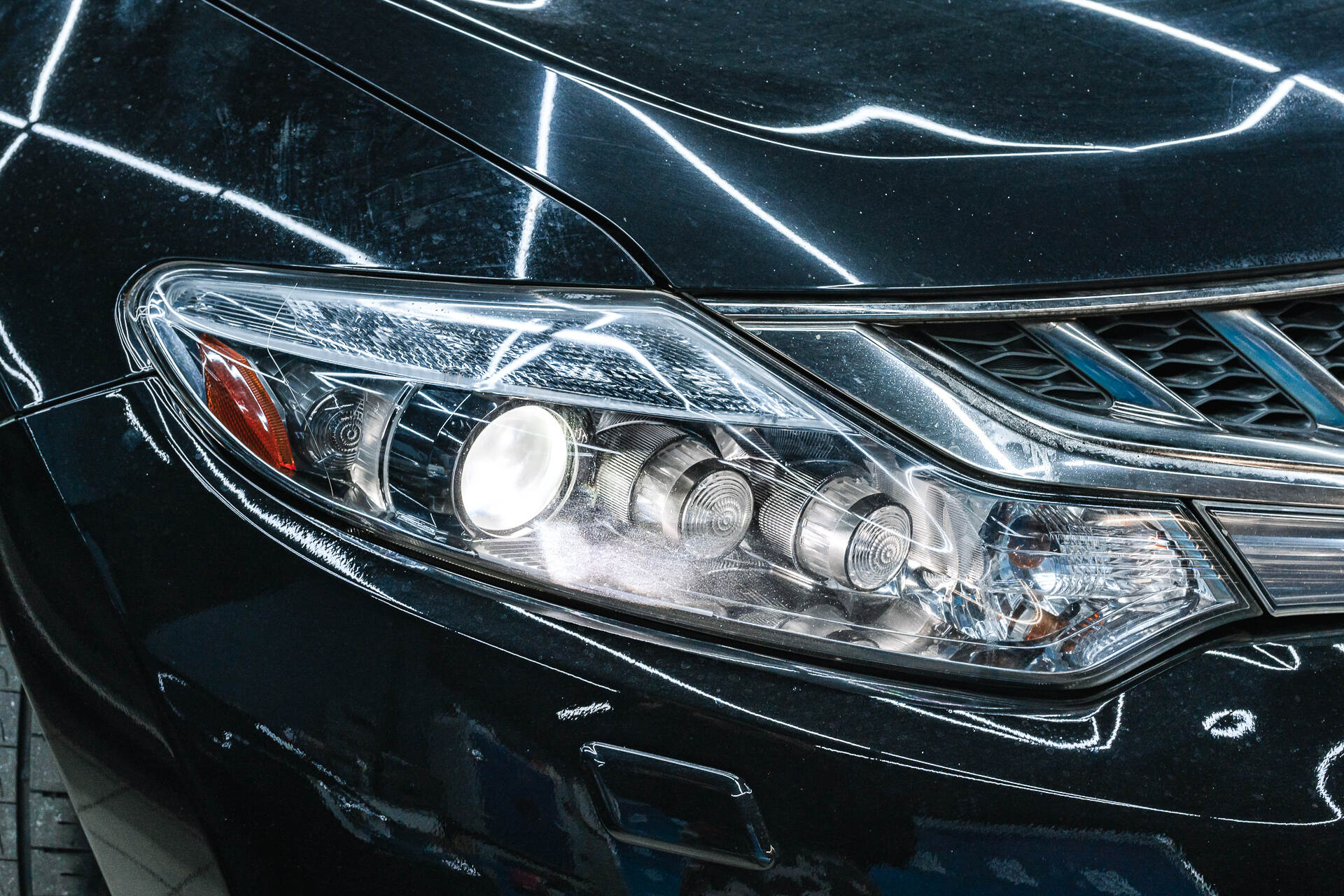 Исходная светотеневая граница, свет фар и вид автомобиля в момент обращения.