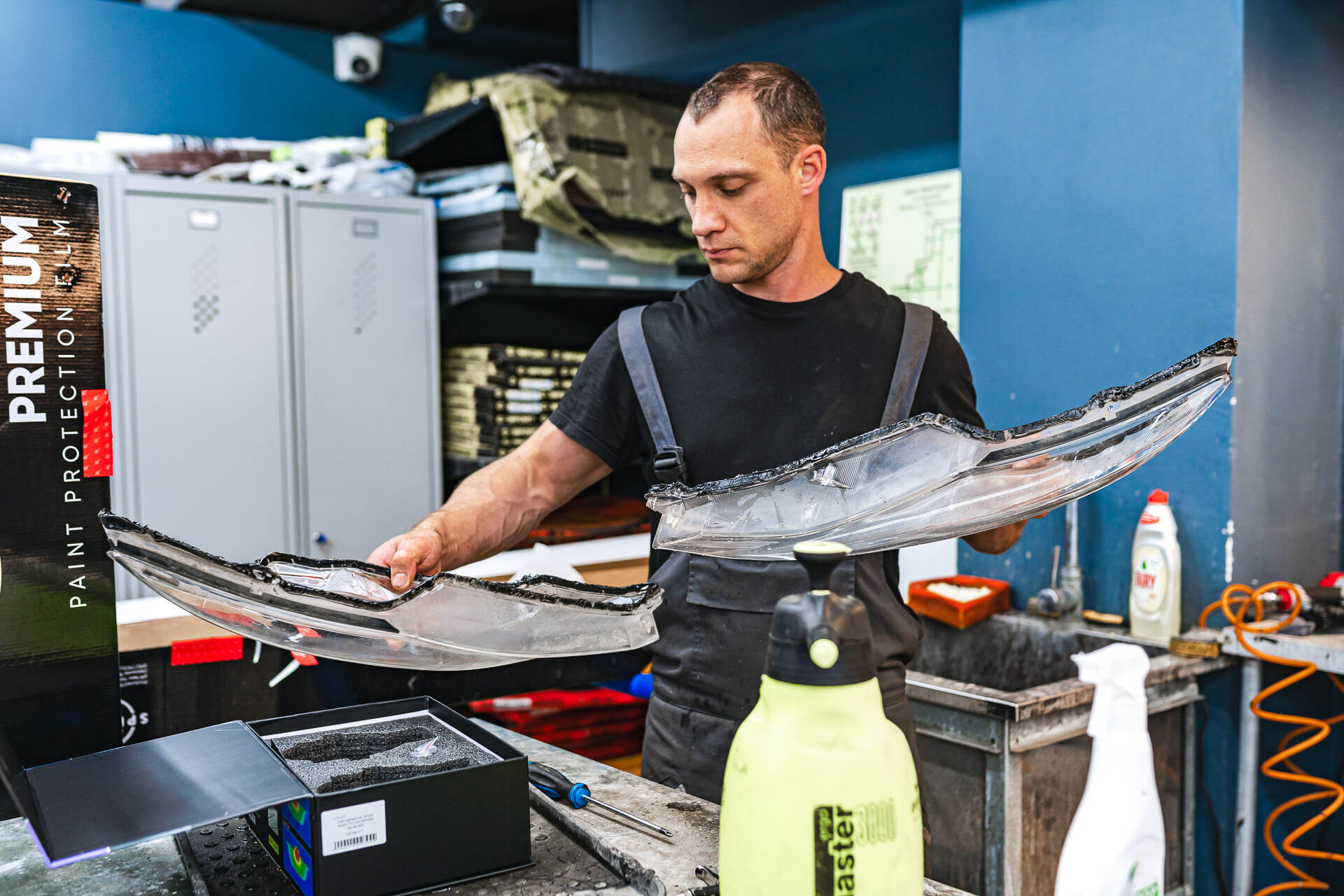 Чистим стёкла фар и герметизируем фары.