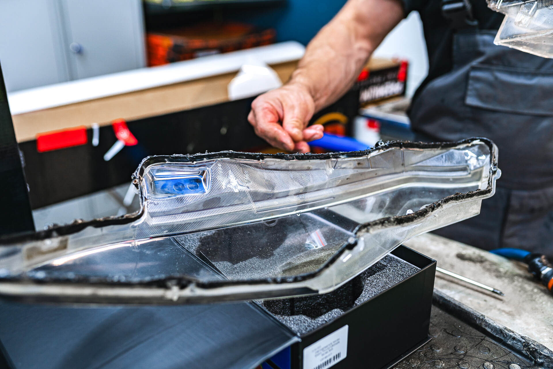 Чистим стёкла фар и герметизируем фары.