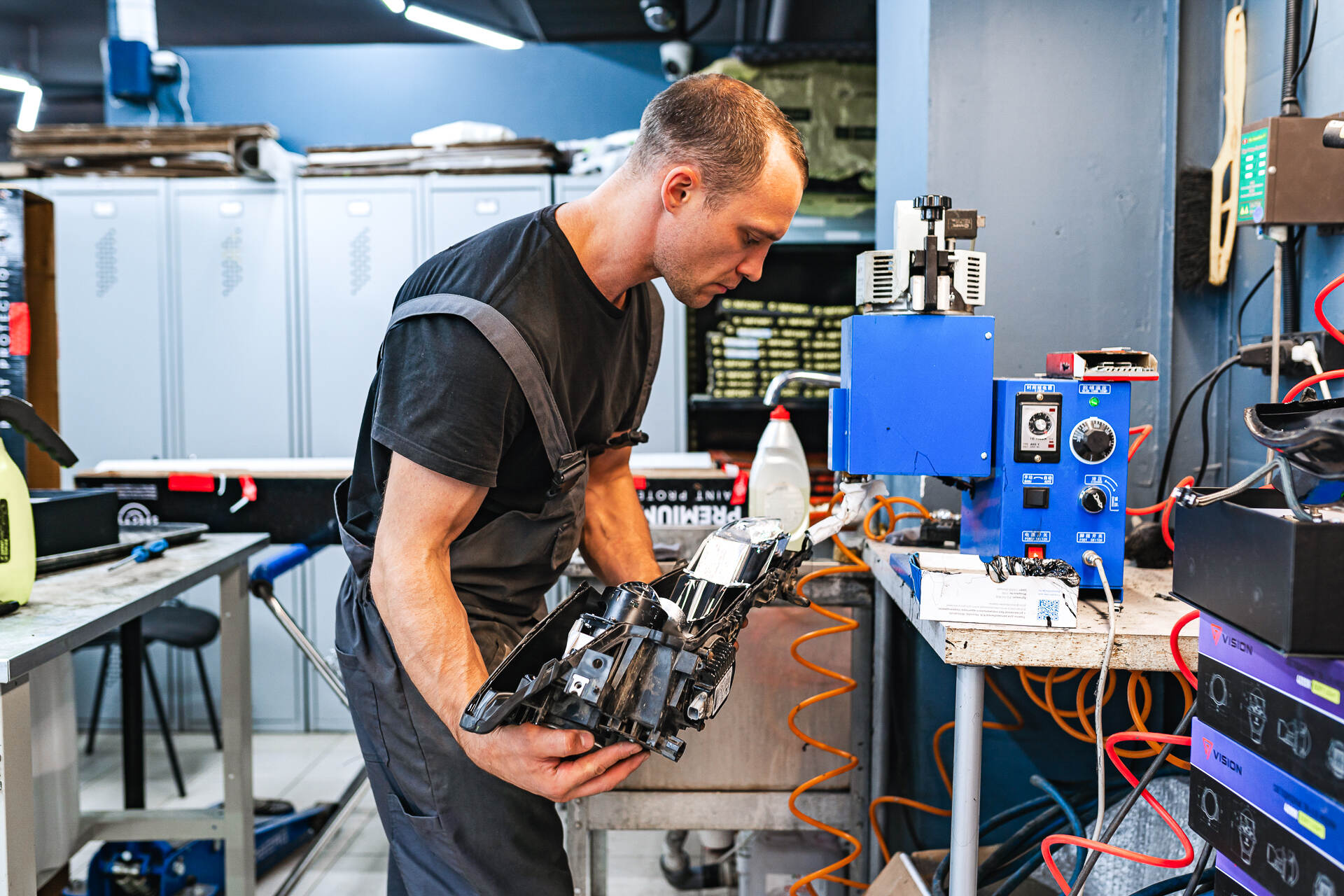 Чистим стёкла фар и герметизируем фары.