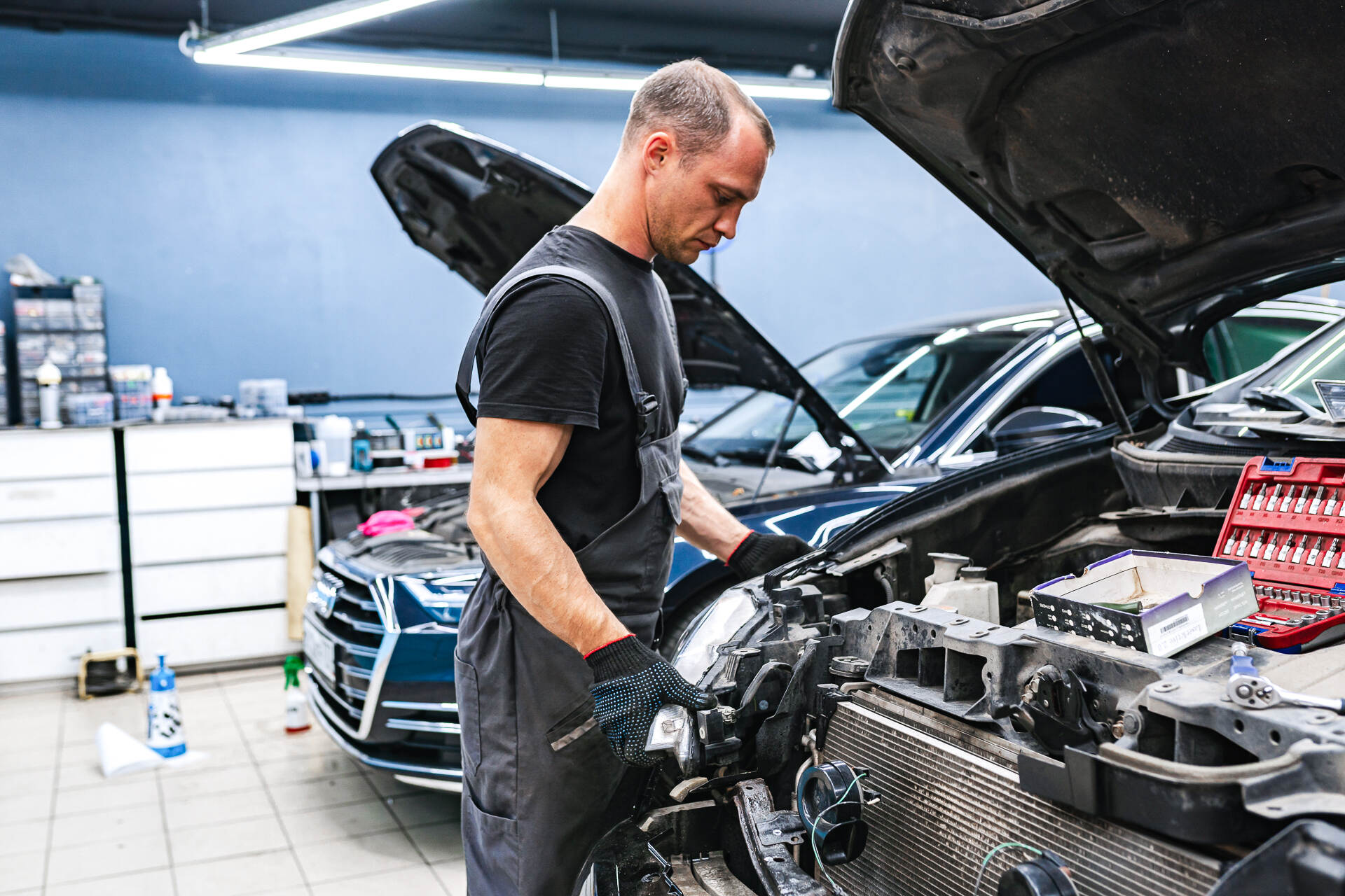 Чистим стёкла фар и герметизируем фары.