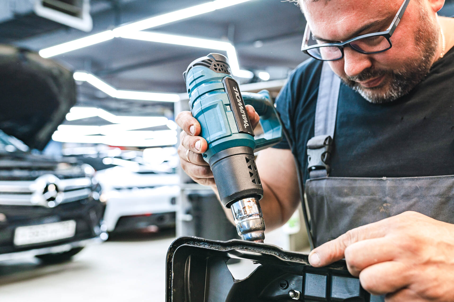 Запаиваем трещину в корпусе фары.