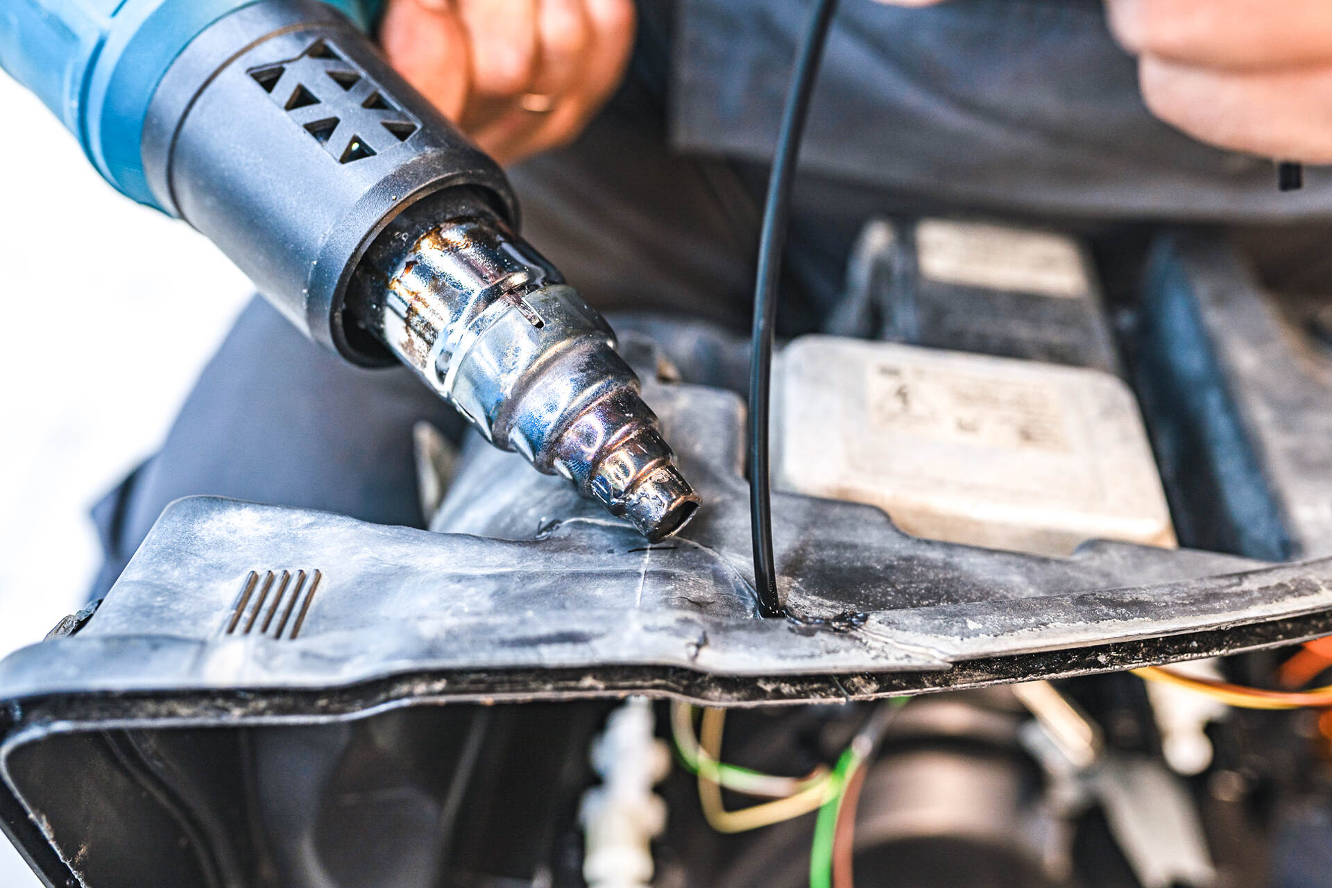 Запаиваем трещину в корпусе фары.