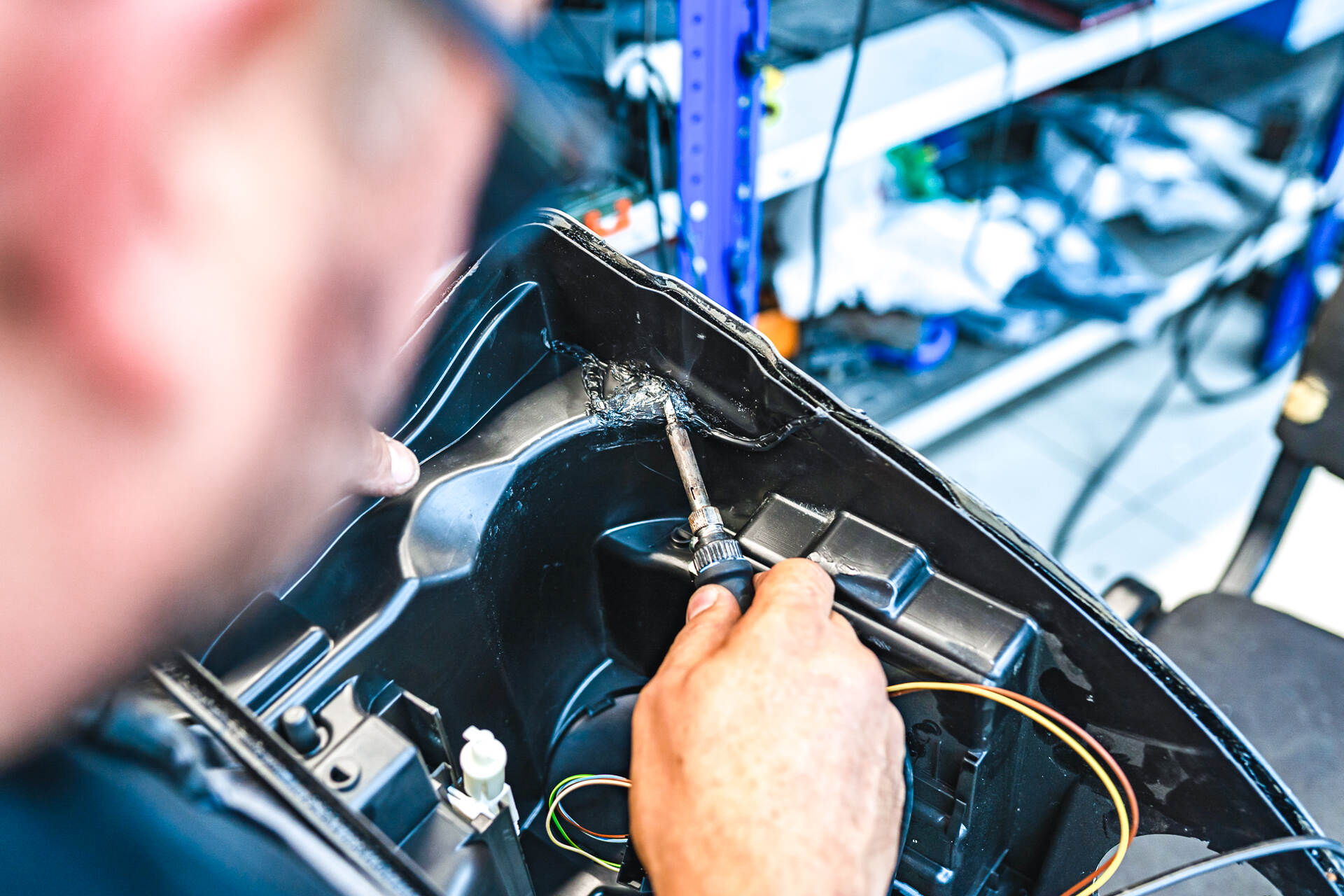 Запаиваем трещину в корпусе фары.