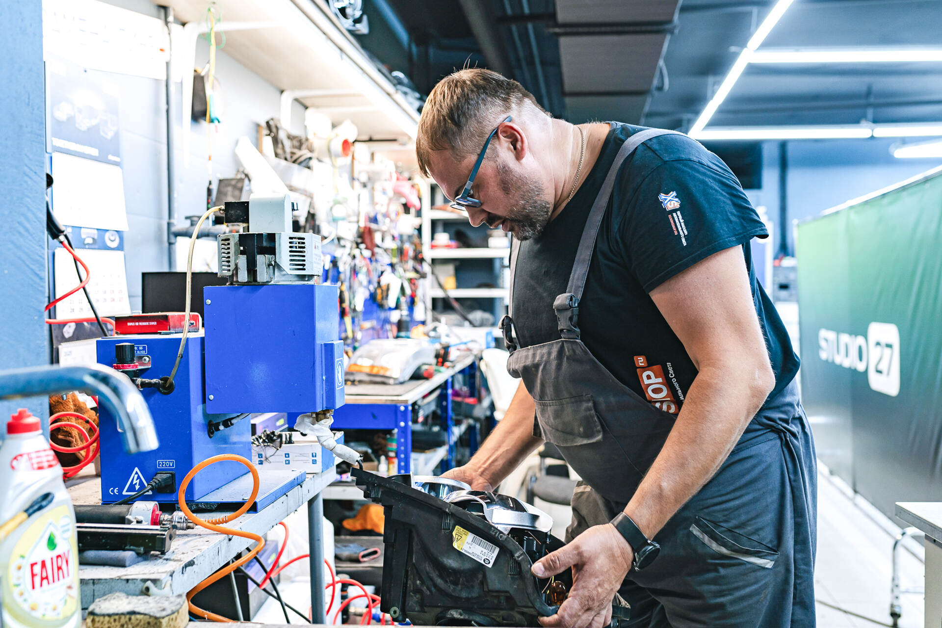 Герметизируем фары и собираем автомобиль.