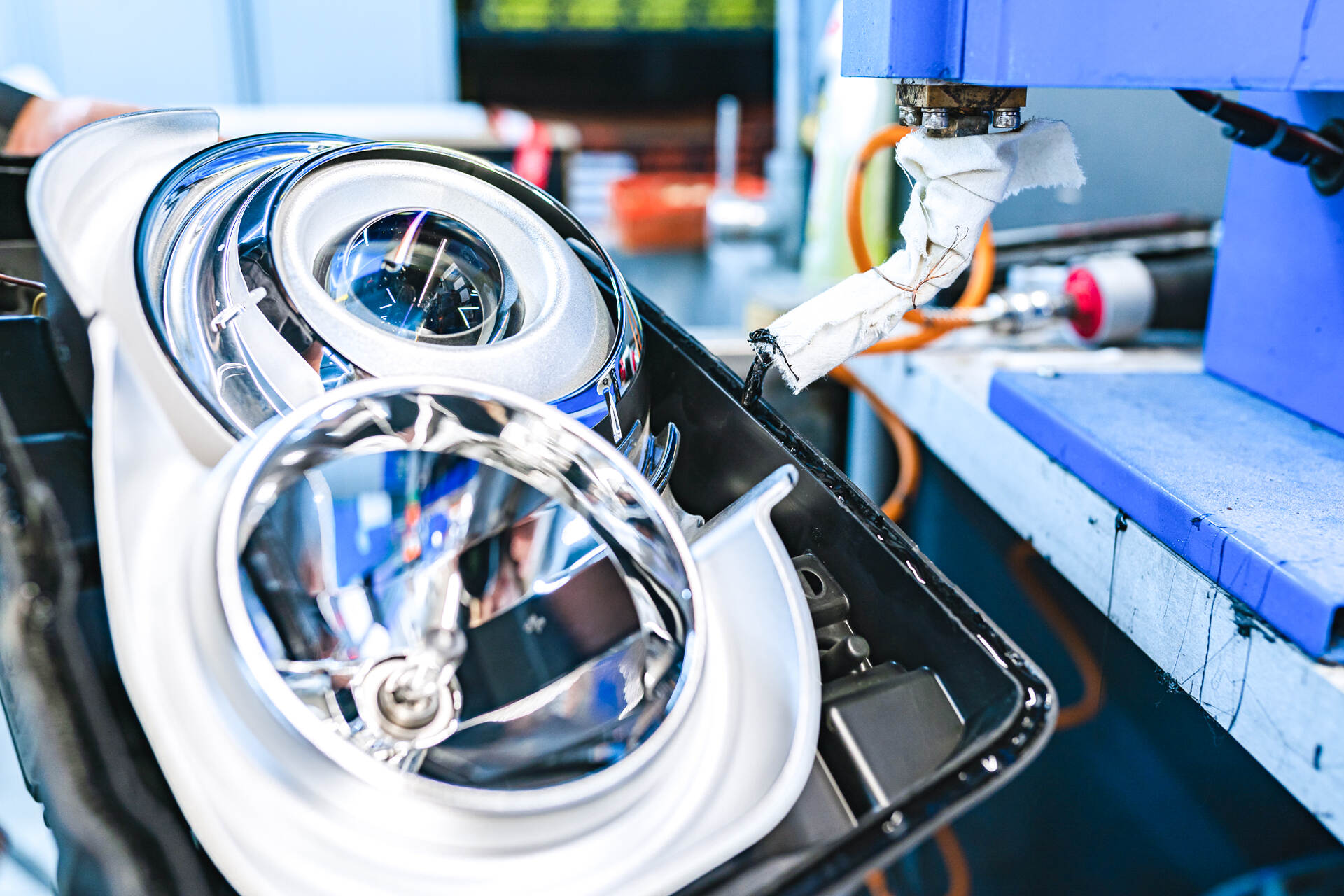 Герметизируем фары и собираем автомобиль.