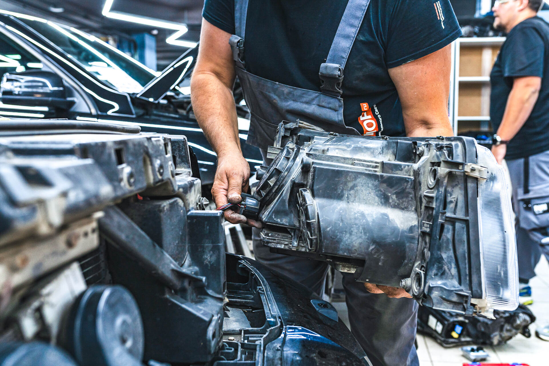 Герметизируем фары и собираем автомобиль.