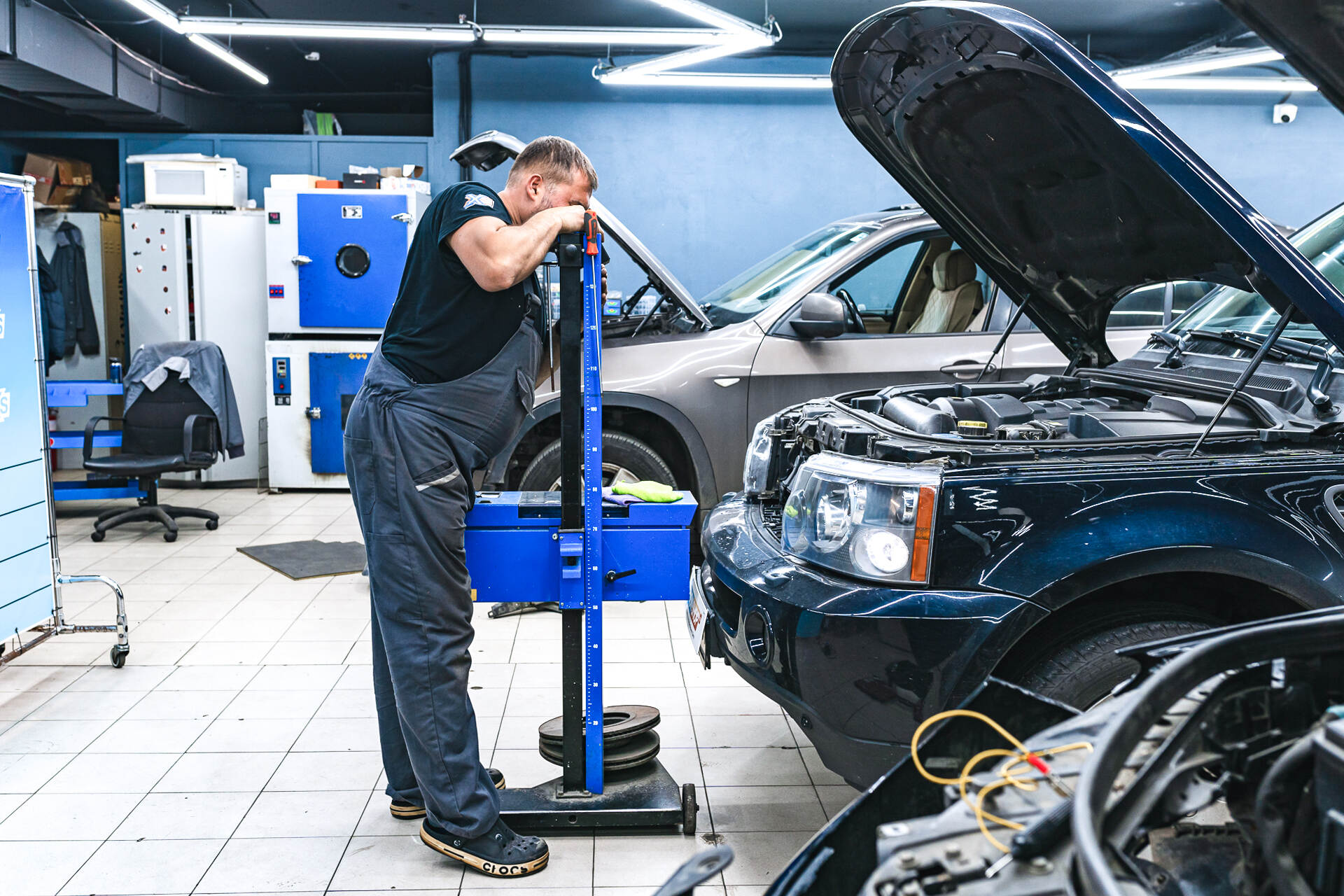 Регулируем свет и полируем стекла фар.