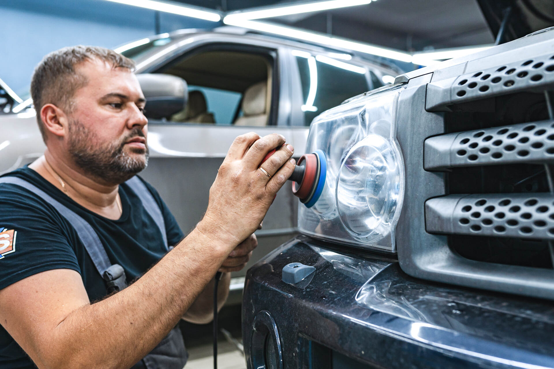 Регулируем свет и полируем стекла фар.