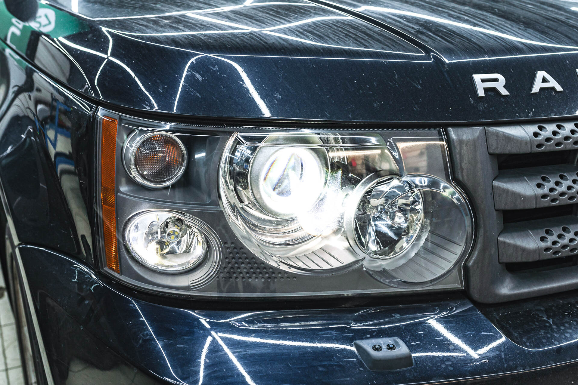 Итоговая светотеневая граница, свет фар и вид авто с новыми линзами.