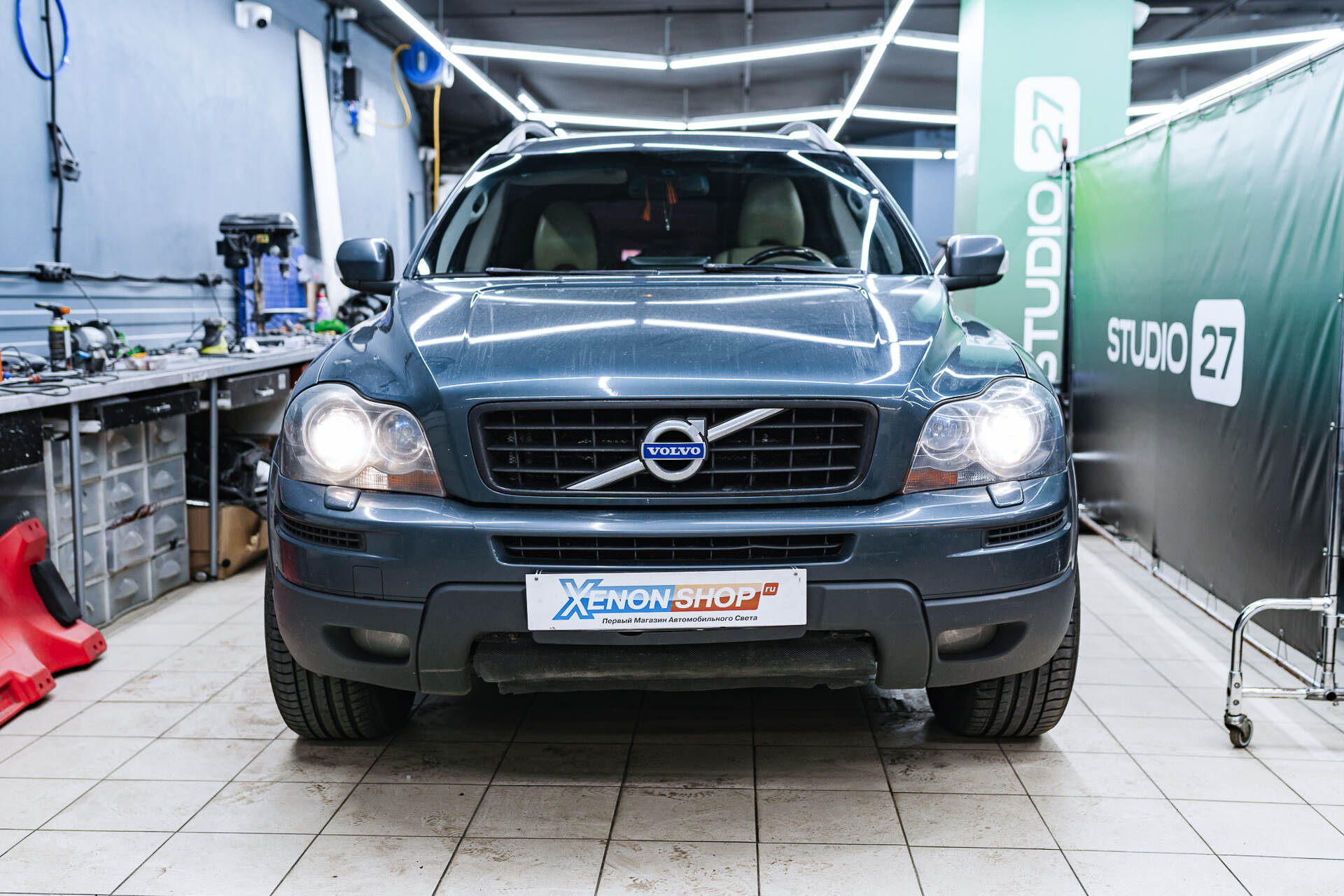 Исходный свет фар и вид автомобиля в момент обращения.