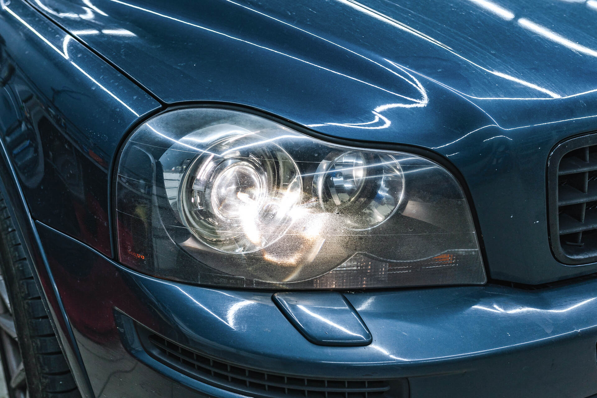 Исходный свет фар и вид автомобиля в момент обращения.