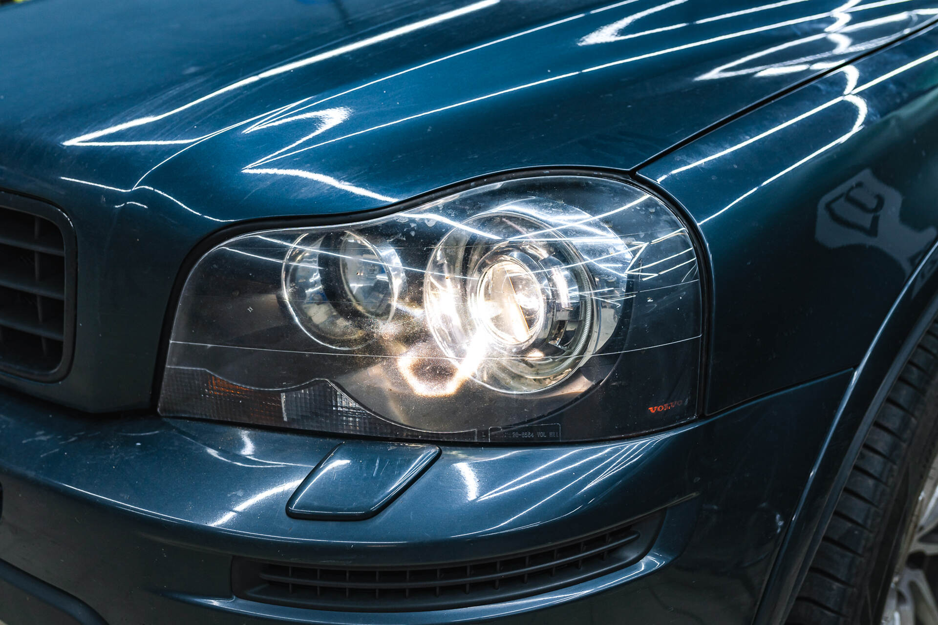 Исходный свет фар и вид автомобиля в момент обращения.