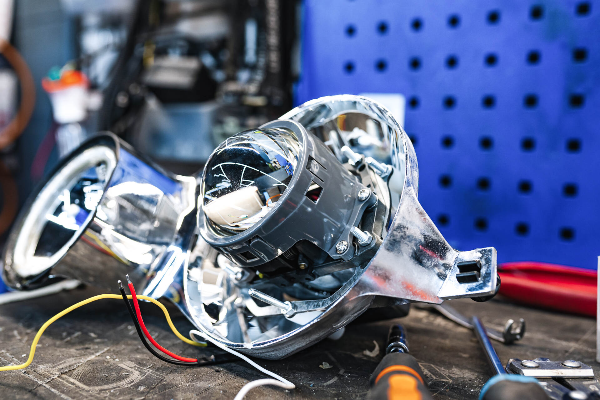 Установка новых линз в фары.