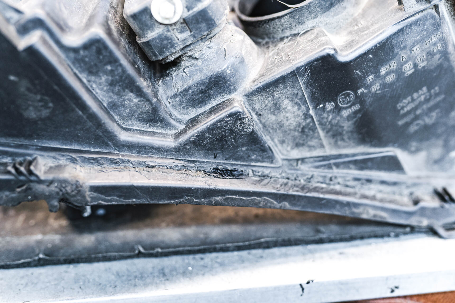 Запаянная трещина на корпусе фары, а также герметизация фар новыми стёклами.