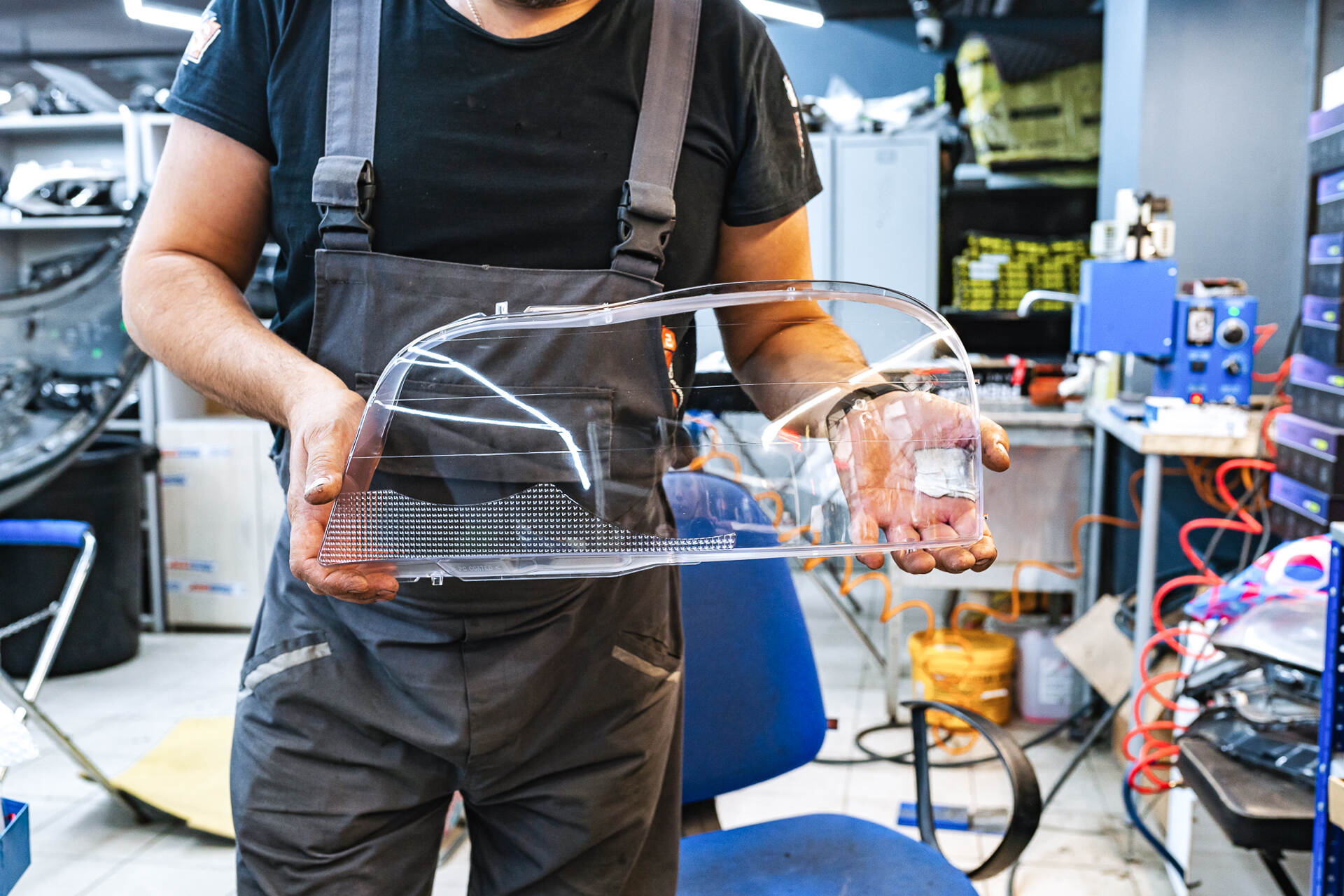 Запаянная трещина на корпусе фары, а также герметизация фар новыми стёклами.