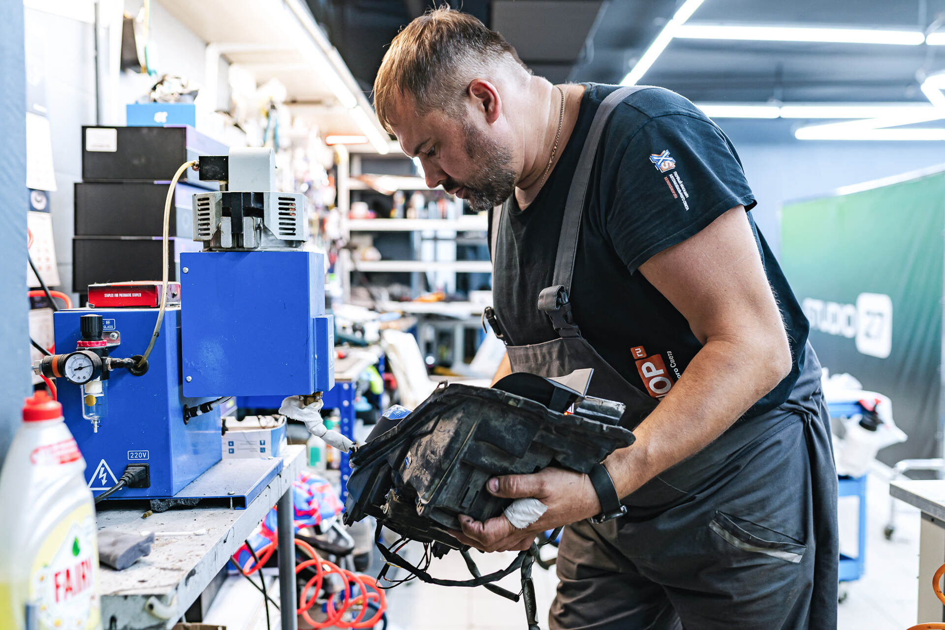 Запаянная трещина на корпусе фары, а также герметизация фар новыми стёклами.