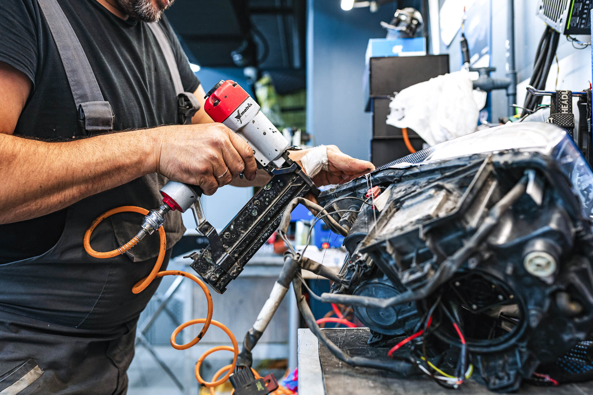 Запаянная трещина на корпусе фары, а также герметизация фар новыми стёклами.