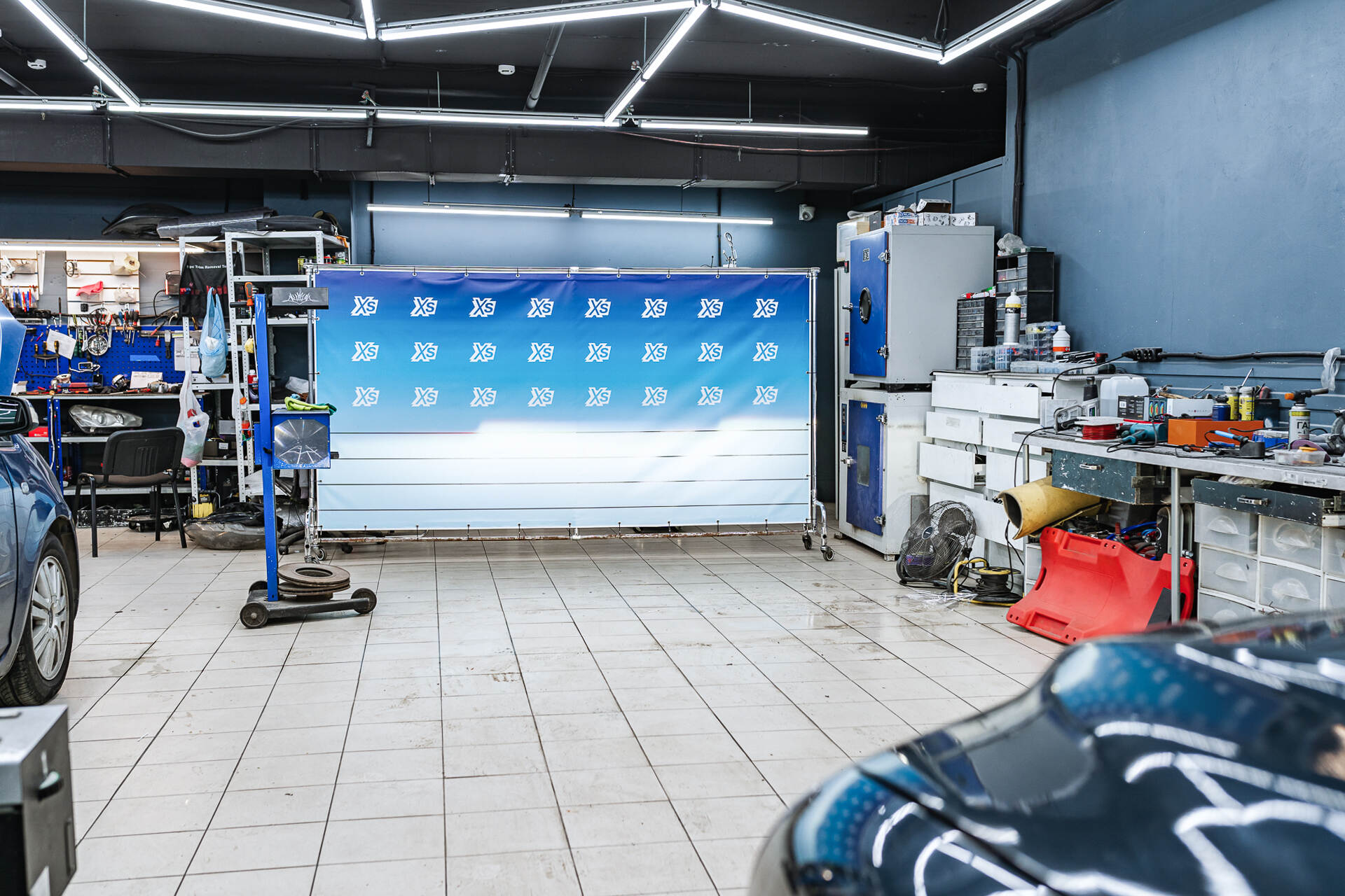 Итоговая светотеневая граница, свет фар и вид автомобиля после работы.