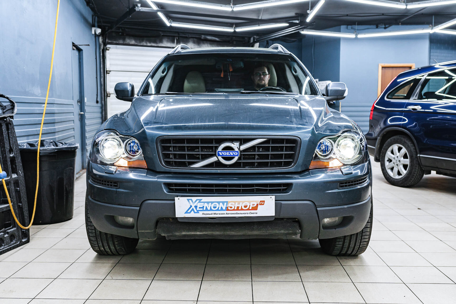 Итоговая светотеневая граница, свет фар и вид автомобиля после работы.