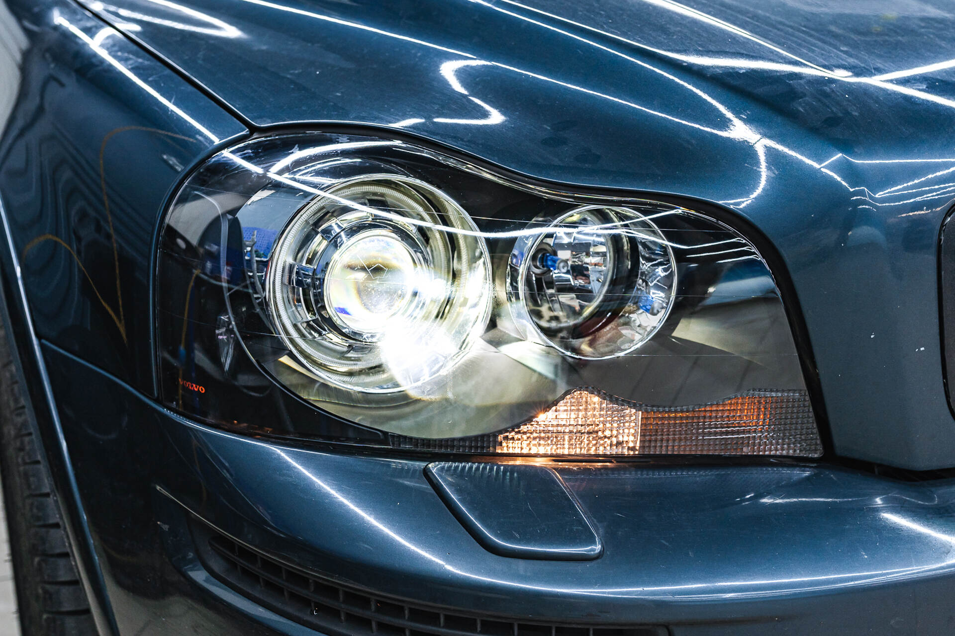 Итоговая светотеневая граница, свет фар и вид автомобиля после работы.