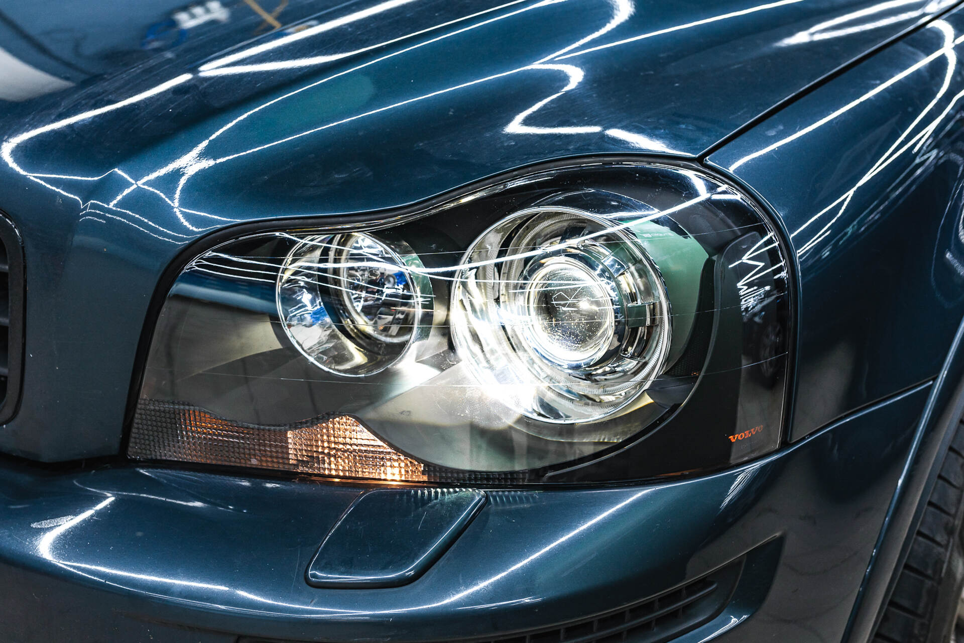 Итоговая светотеневая граница, свет фар и вид автомобиля после работы.