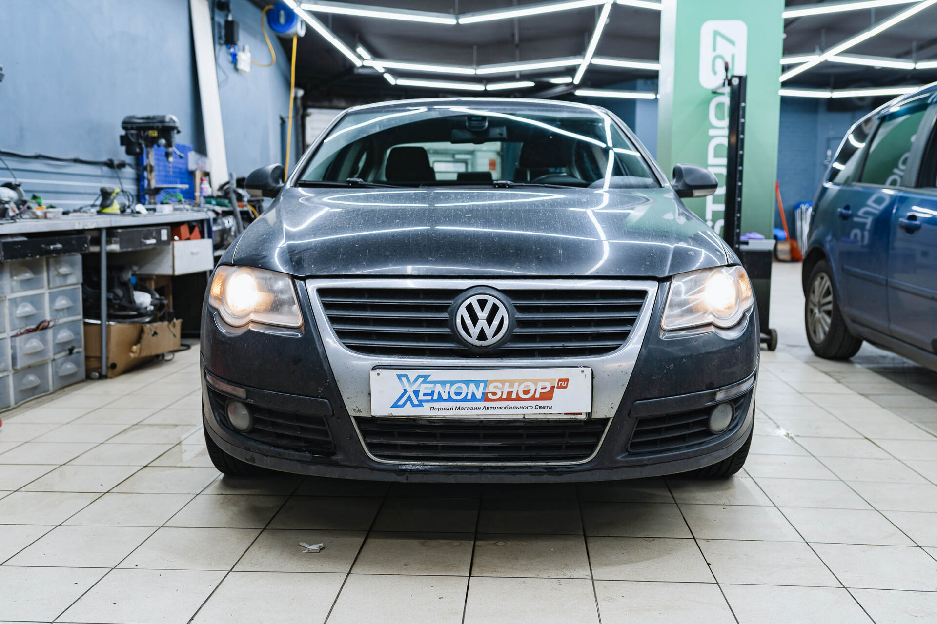 Исходный свет фар и вид авто в момент обращения.