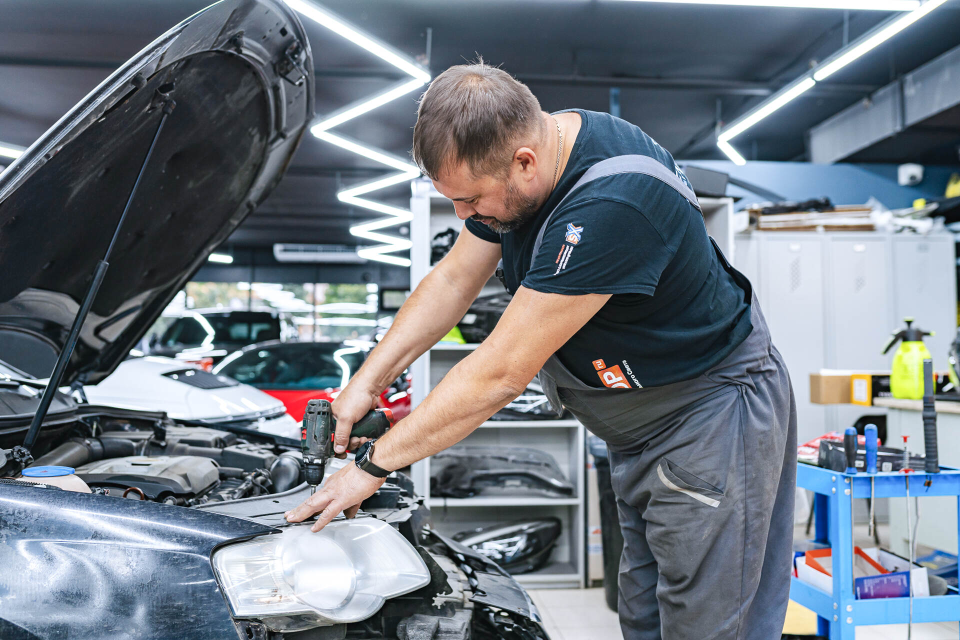 Демонтируем и разбираем фары.