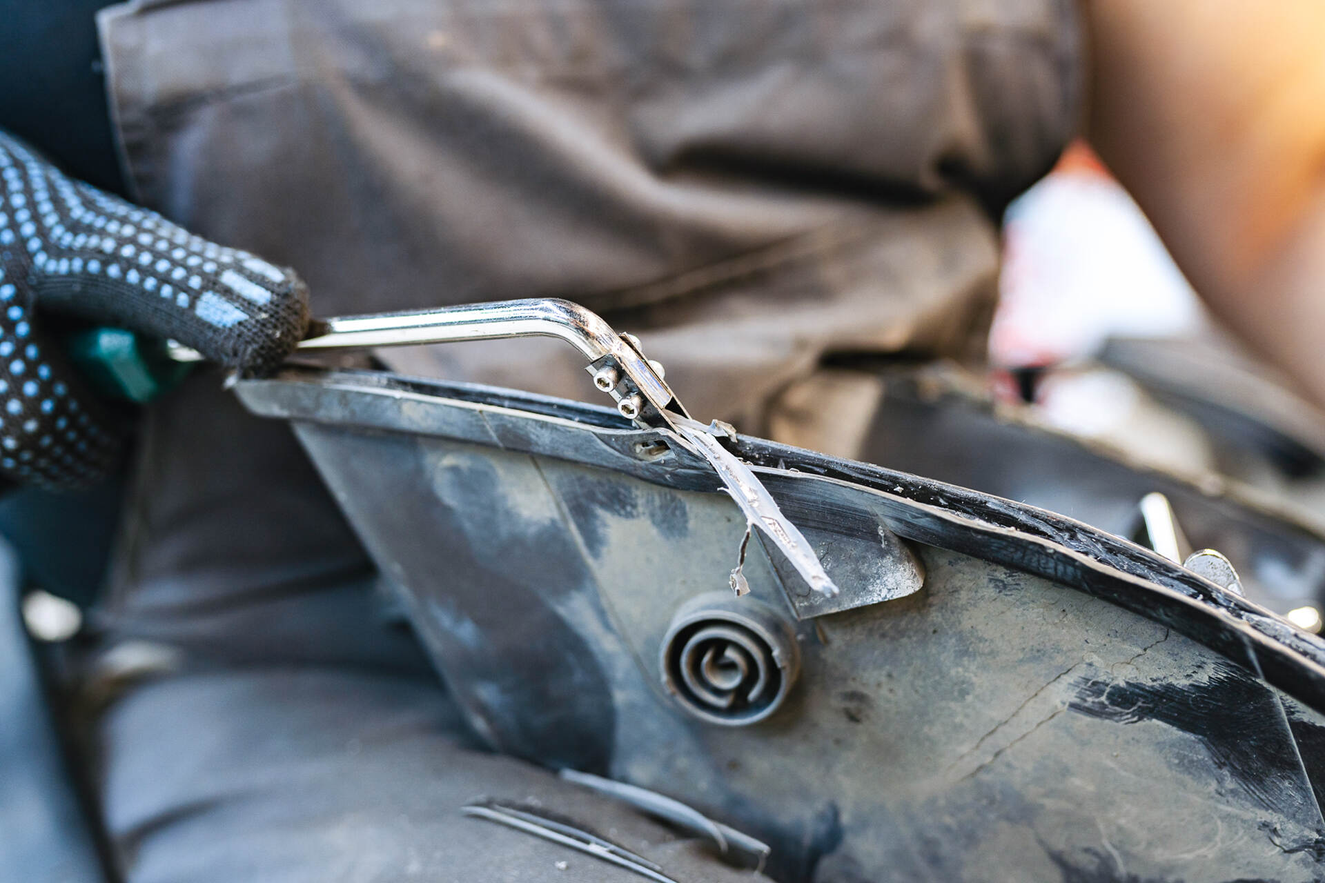 Демонтируем и разбираем фары.