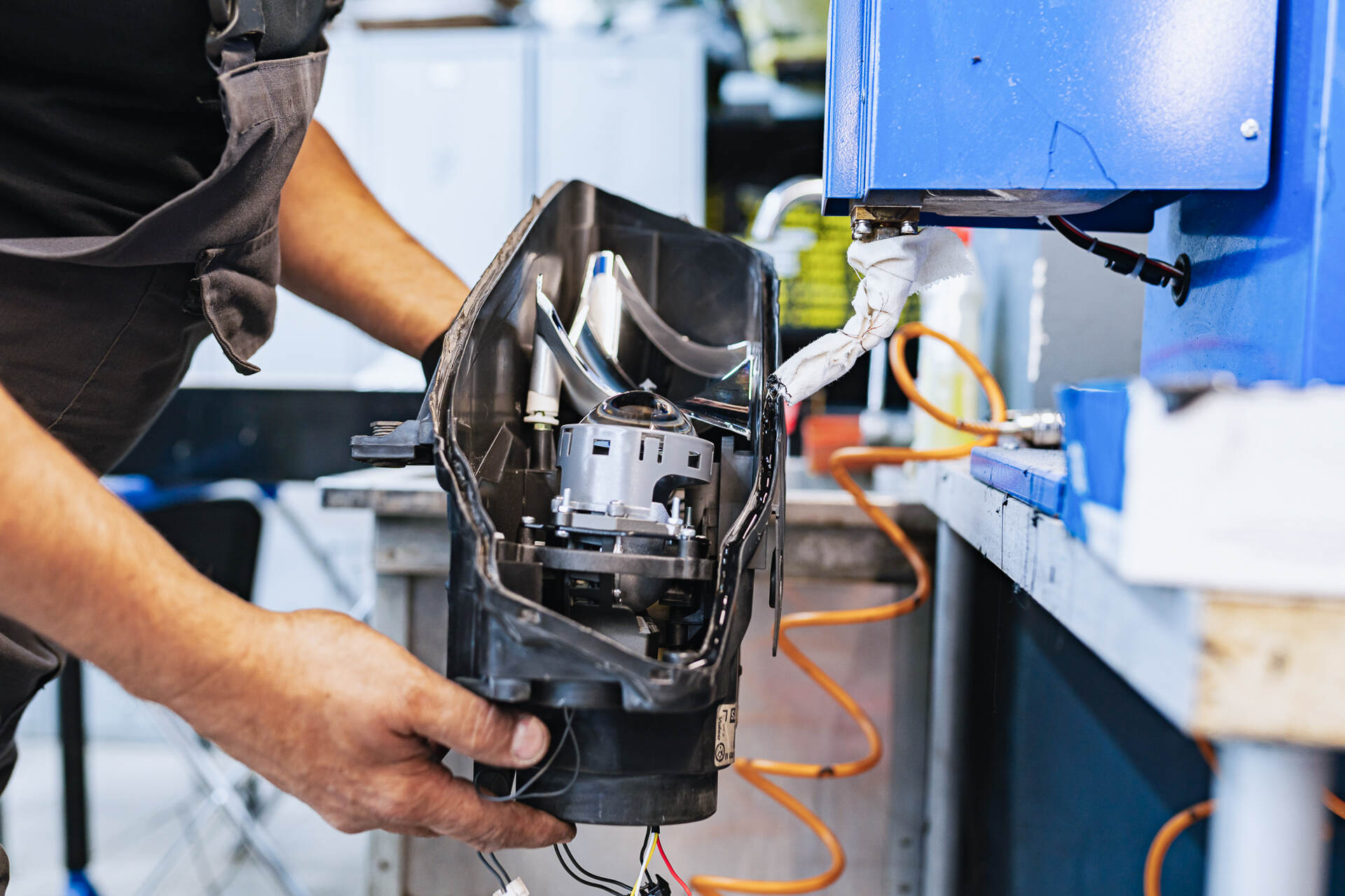 Герметизируем фары новыми стёклами.