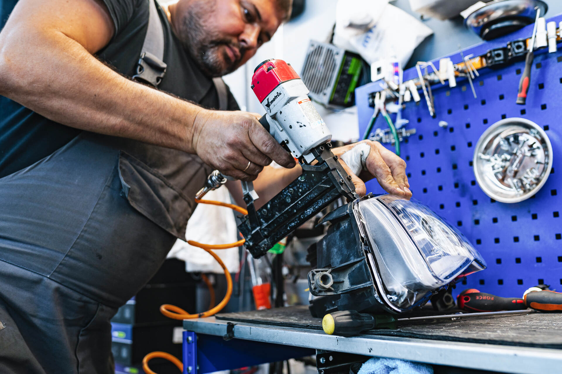 Герметизируем фары новыми стёклами.