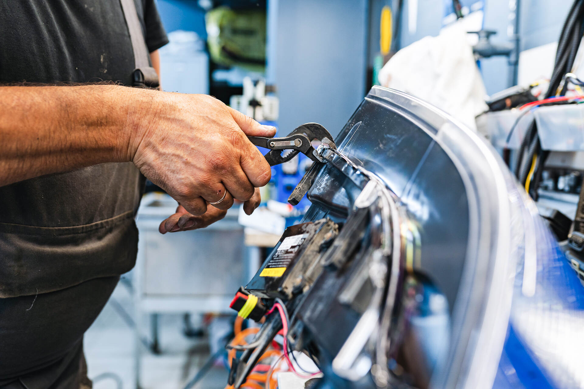 Герметизируем фары новыми стёклами и регулируем свет.