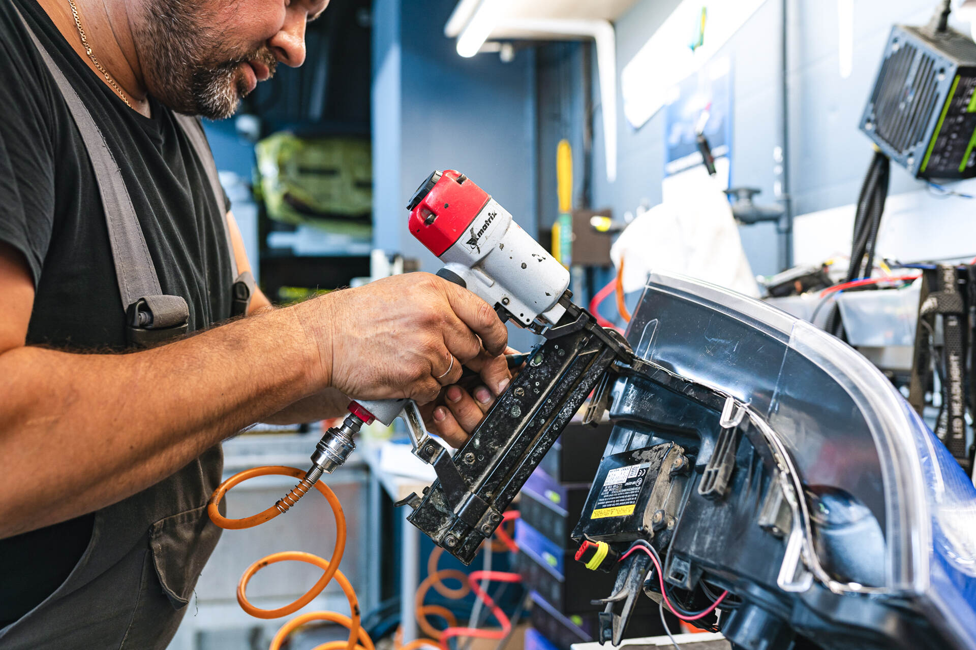 Герметизируем фары новыми стёклами и регулируем свет.