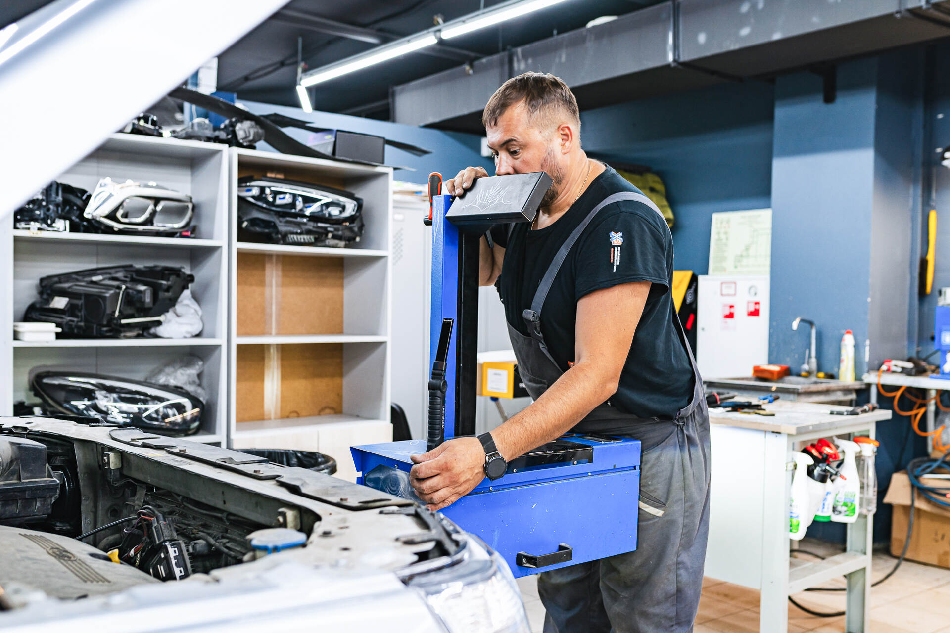 Герметизируем фары новыми стёклами и регулируем свет.