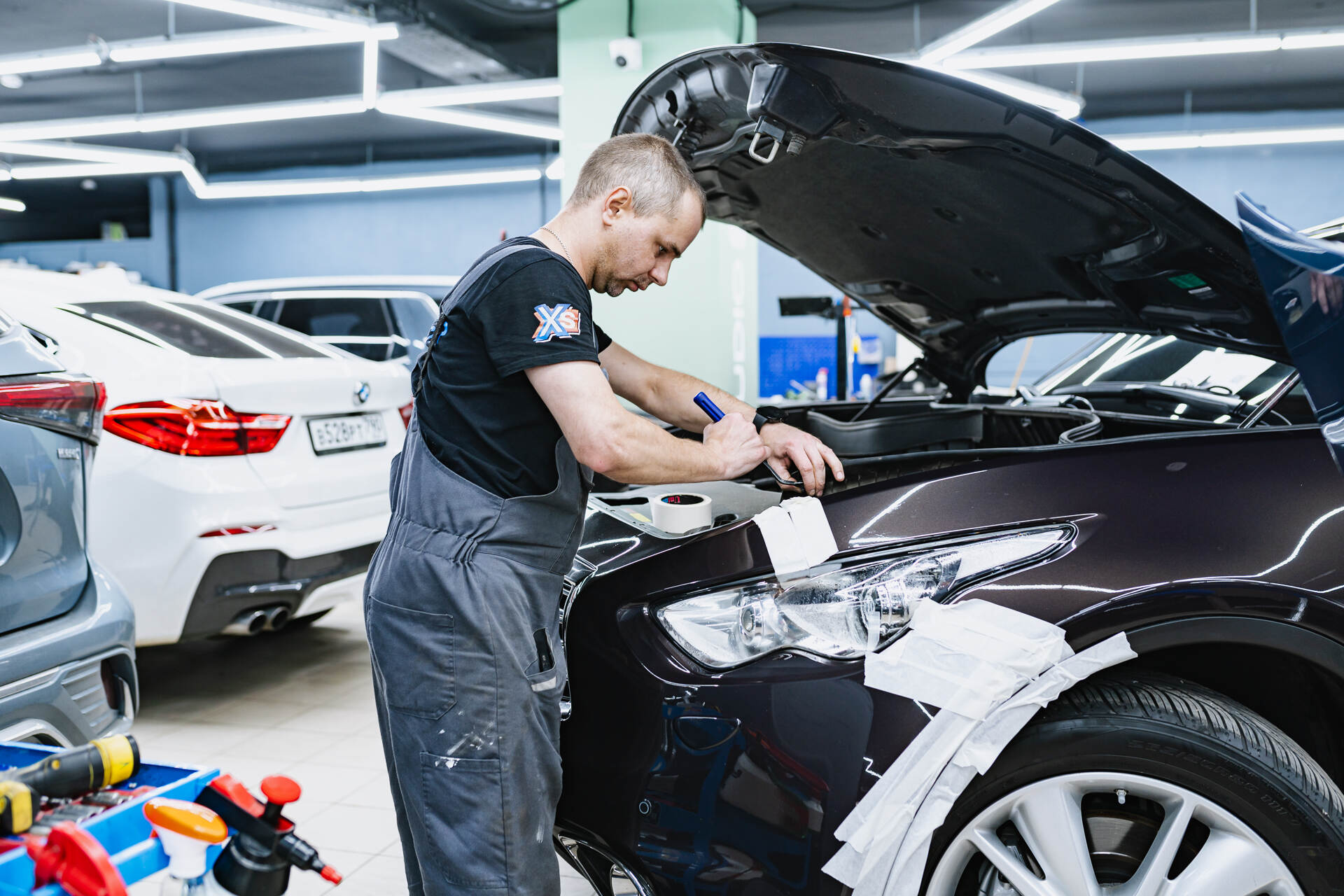 Снимаем запотевшую фару и проводим дефектовку.