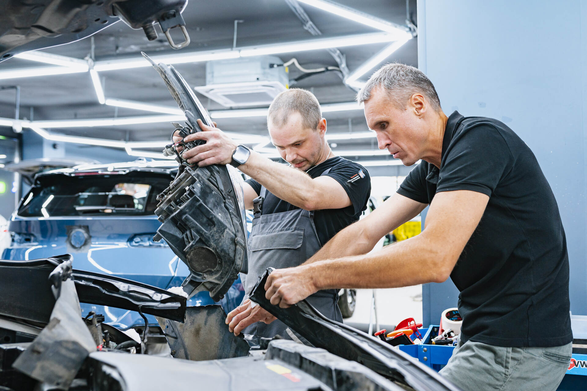 Снимаем запотевшую фару и проводим дефектовку.