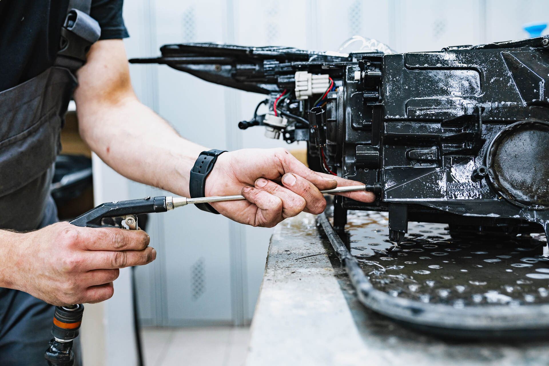 Снимаем запотевшую фару и проводим дефектовку.