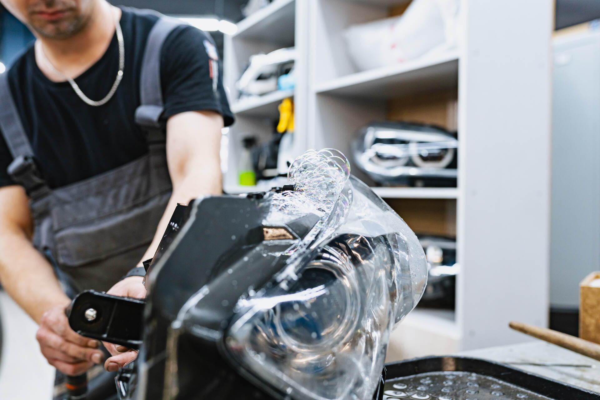 Снимаем запотевшую фару и проводим дефектовку.