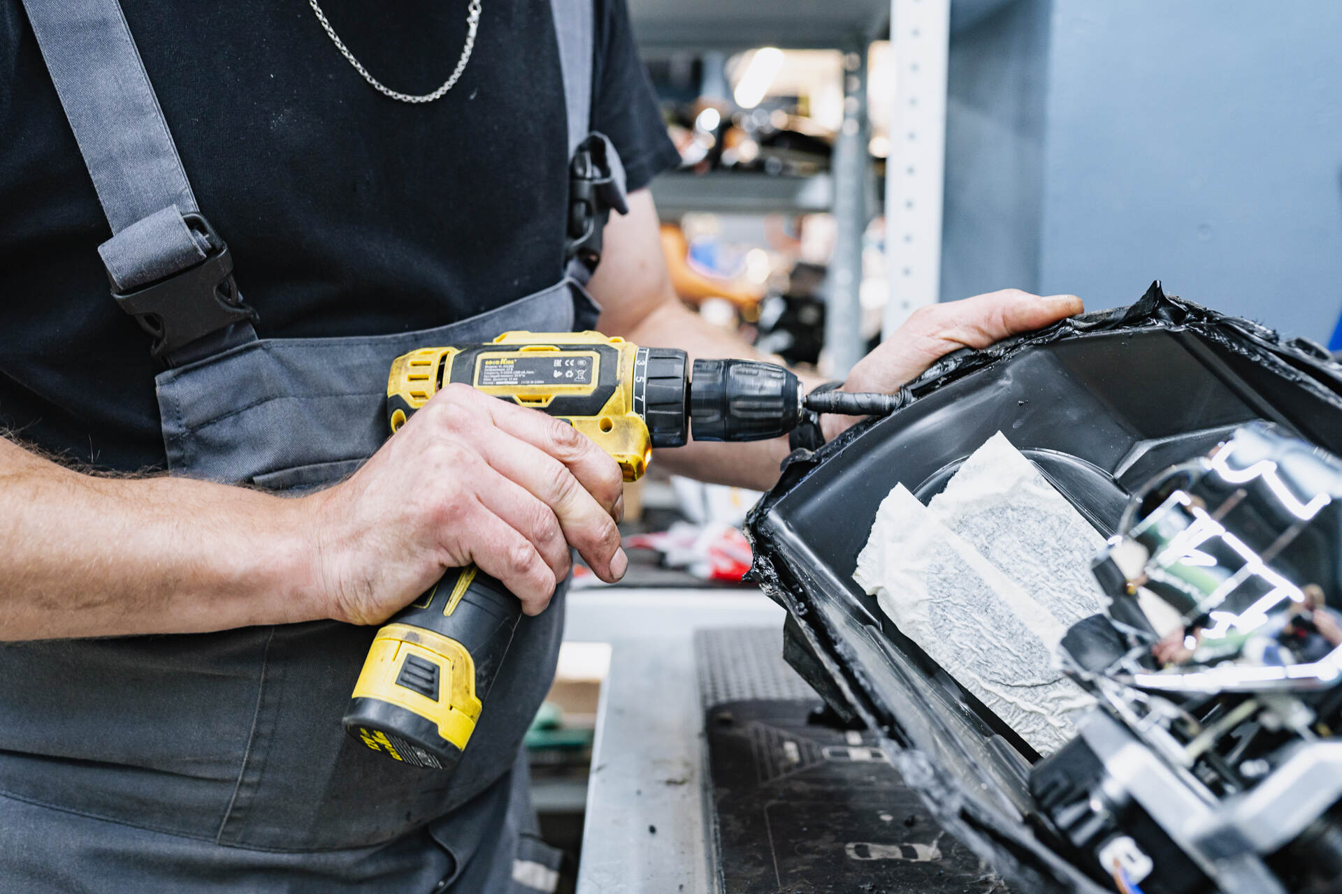 Удаляем старый герметик с корпуса и стекла фары.