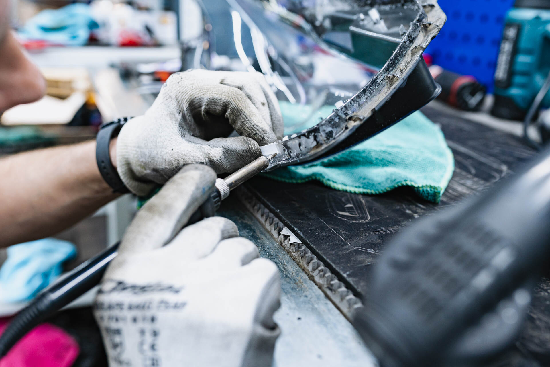 Удаляем старый герметик с корпуса и стекла фары.