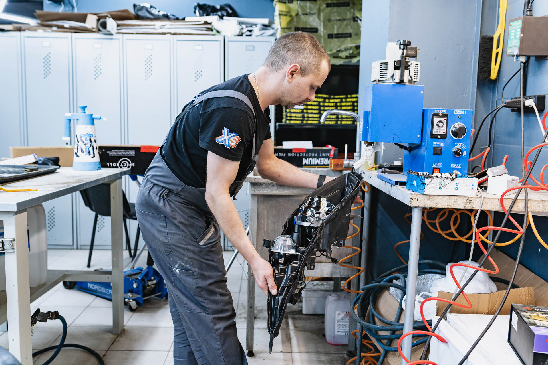 Герметизируем фару и собираем автомобиль.