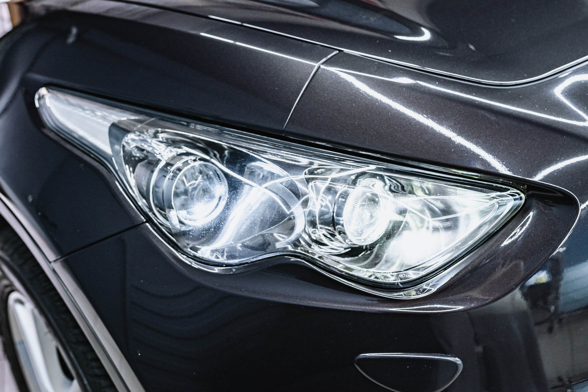 Итоговая светотеневая граница, свет и вид фар, а также авто после работы.