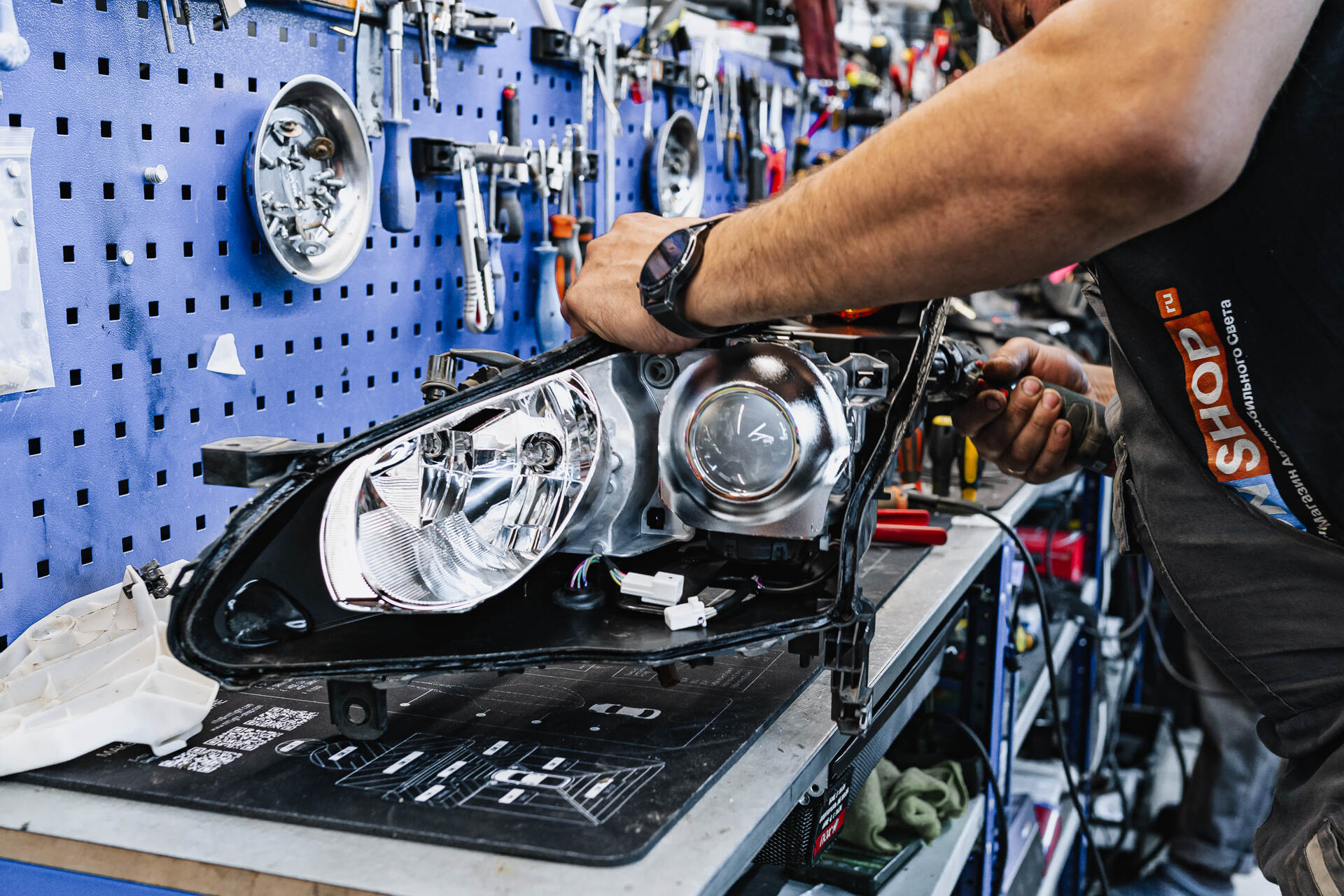 Демонтируем и разбираем фары.