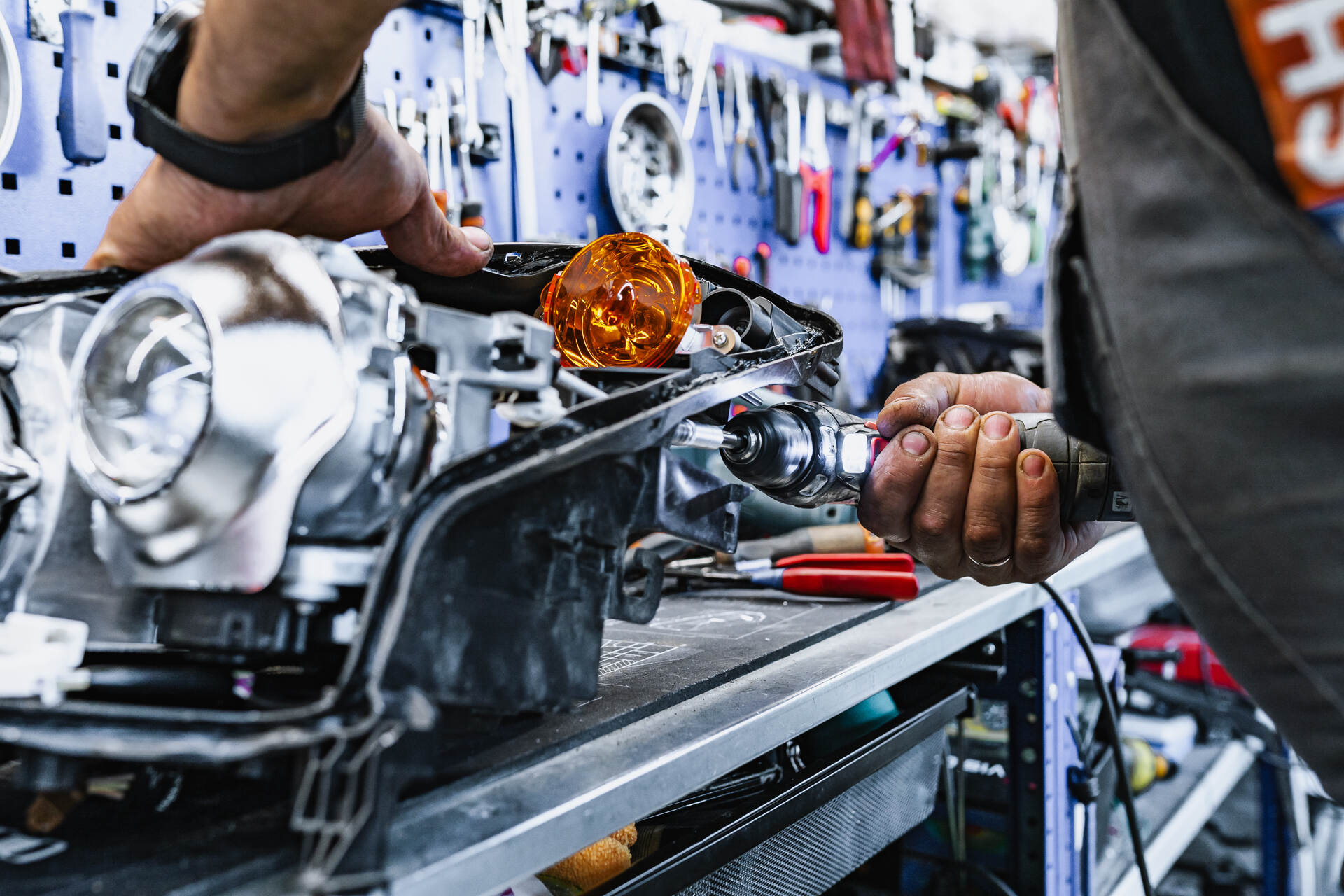 Демонтируем и разбираем фары.