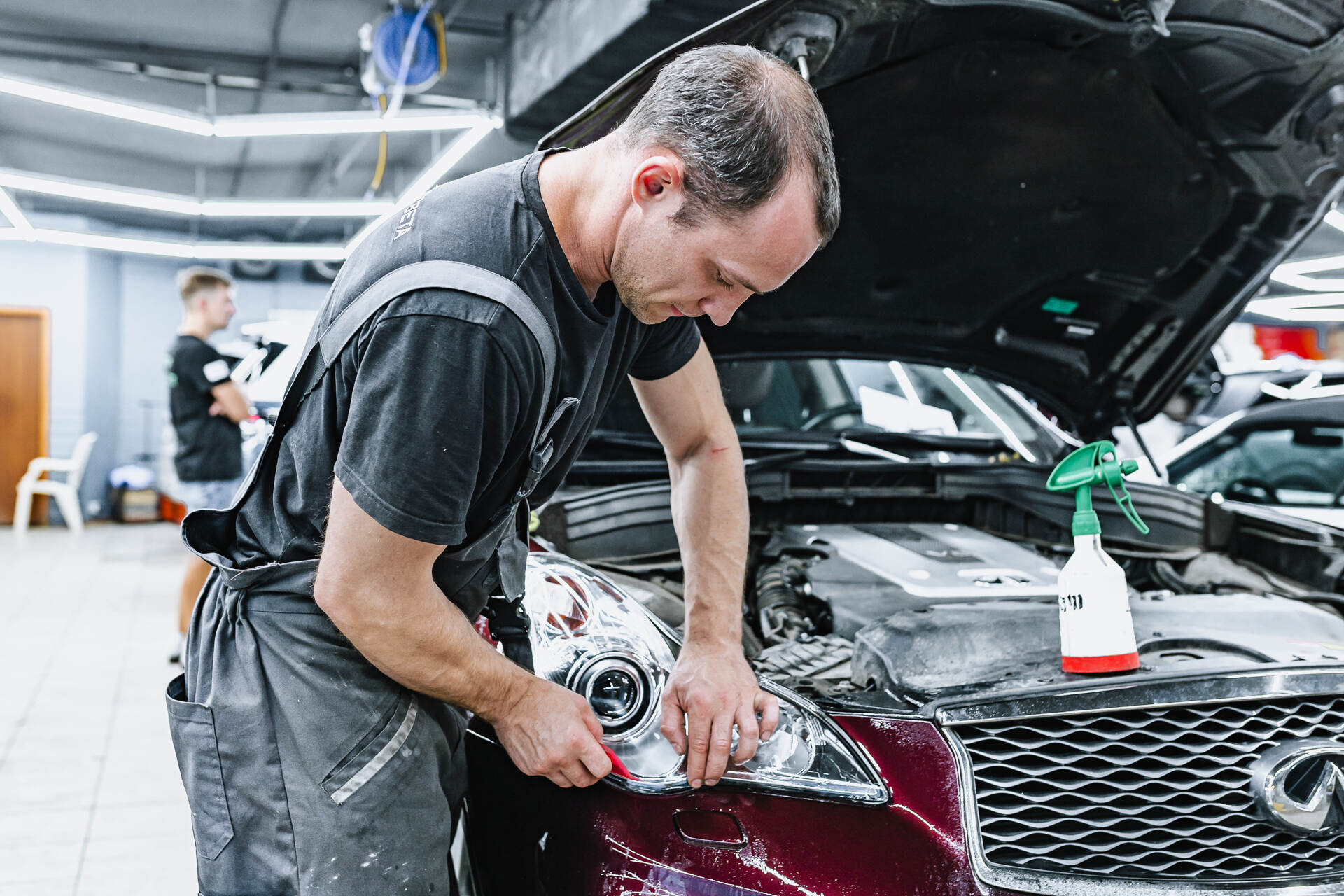 Бронируем стёкла фар плёнкой.