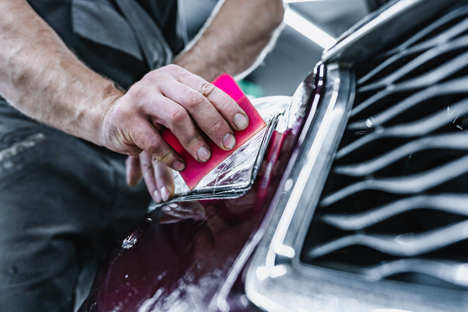 Бронируем стёкла фар плёнкой.