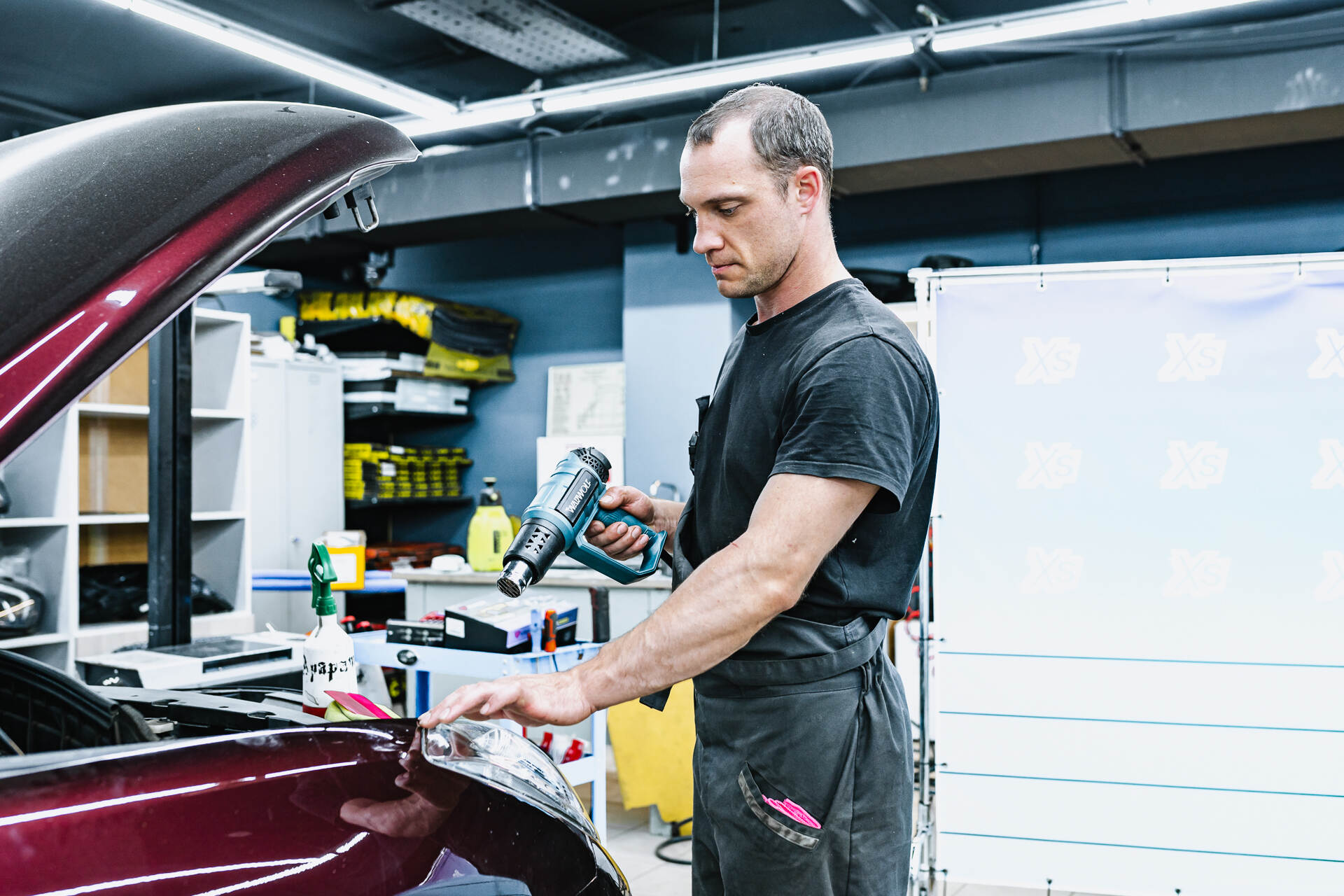 Бронируем стёкла фар плёнкой.