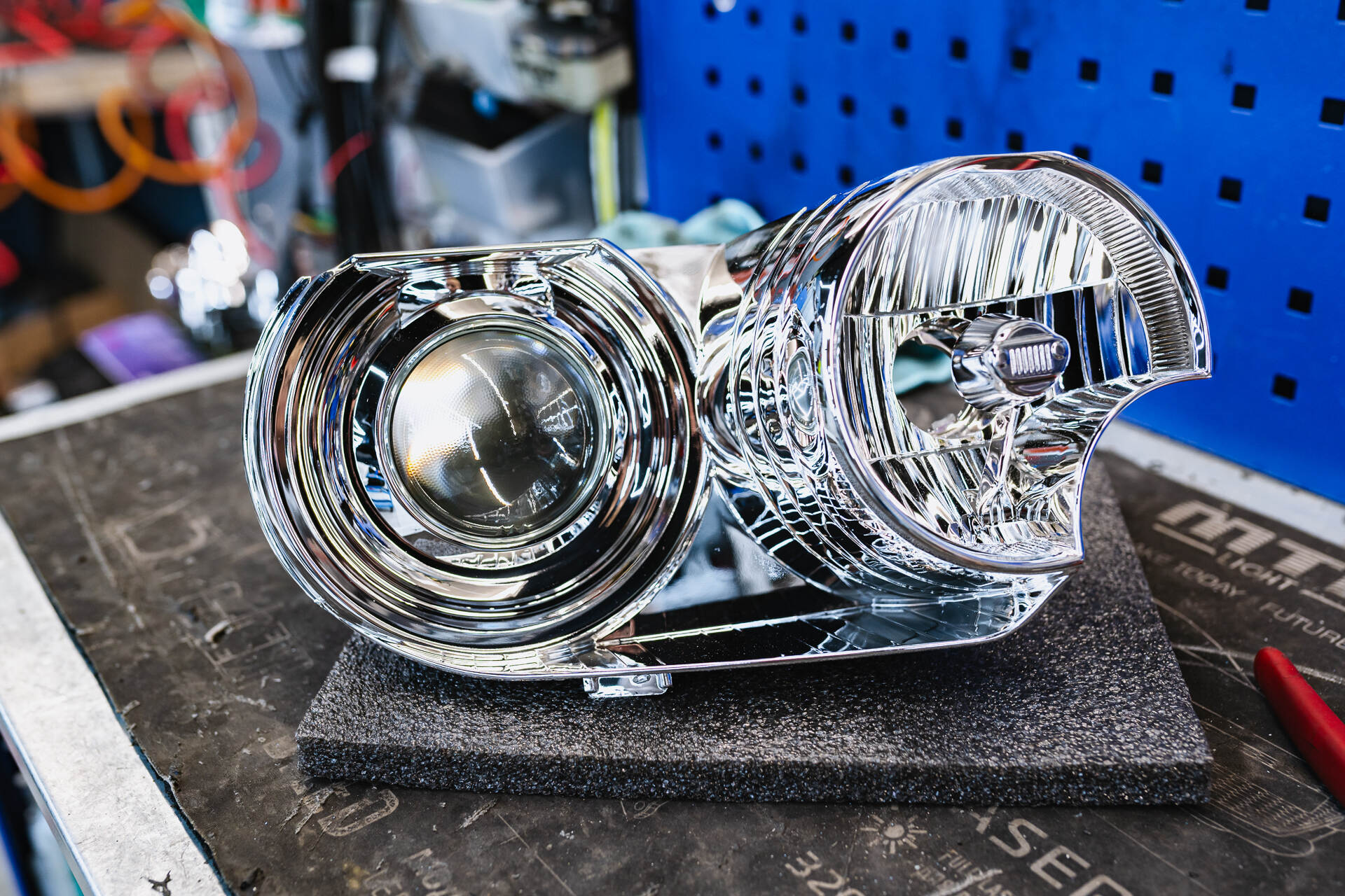 Демонтируем и разбираем фары.