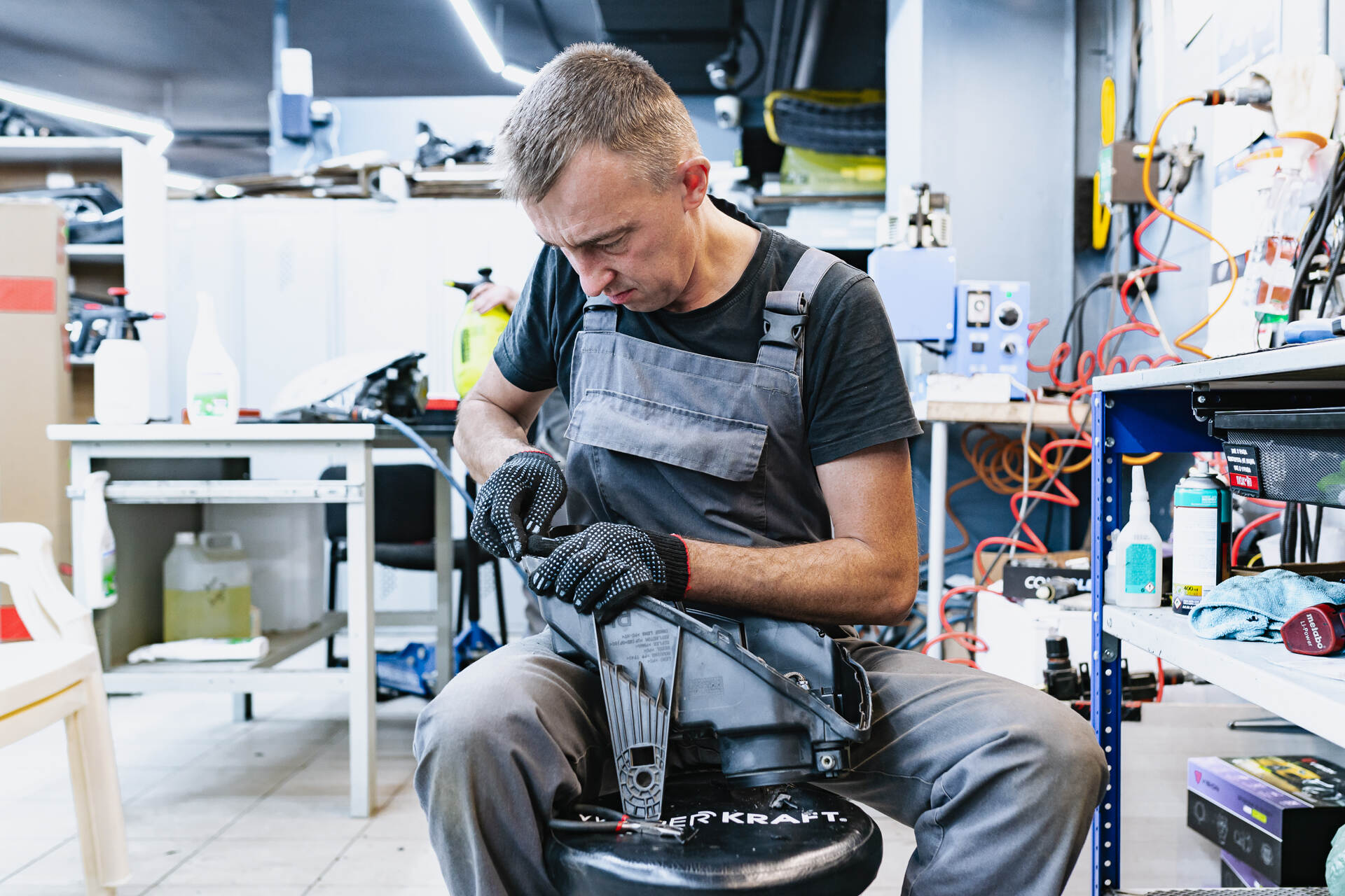 Демонтируем и разбираем фары.